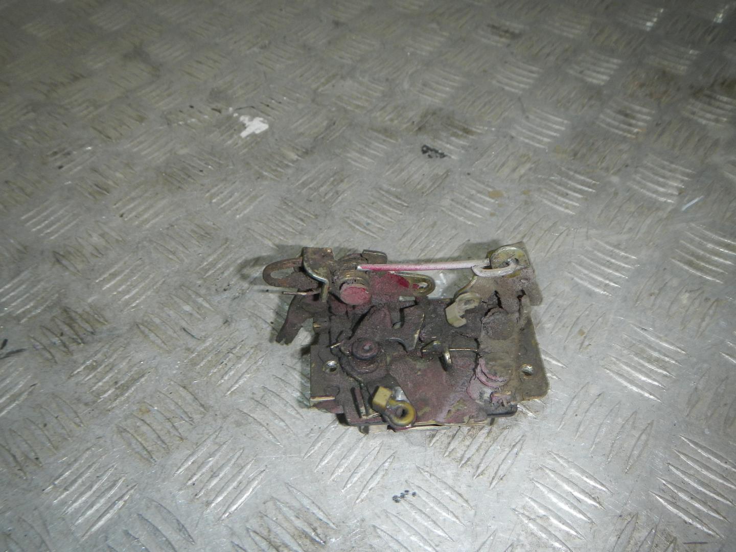 Замок двери задней левой