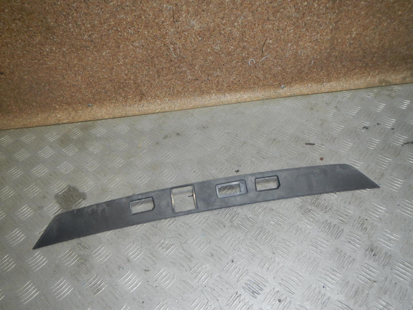 Накладка двери багажника