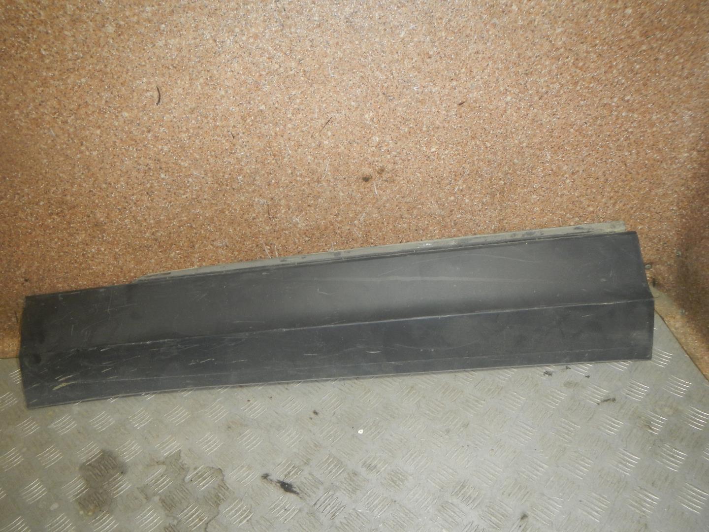 Молдинг передней левой двери