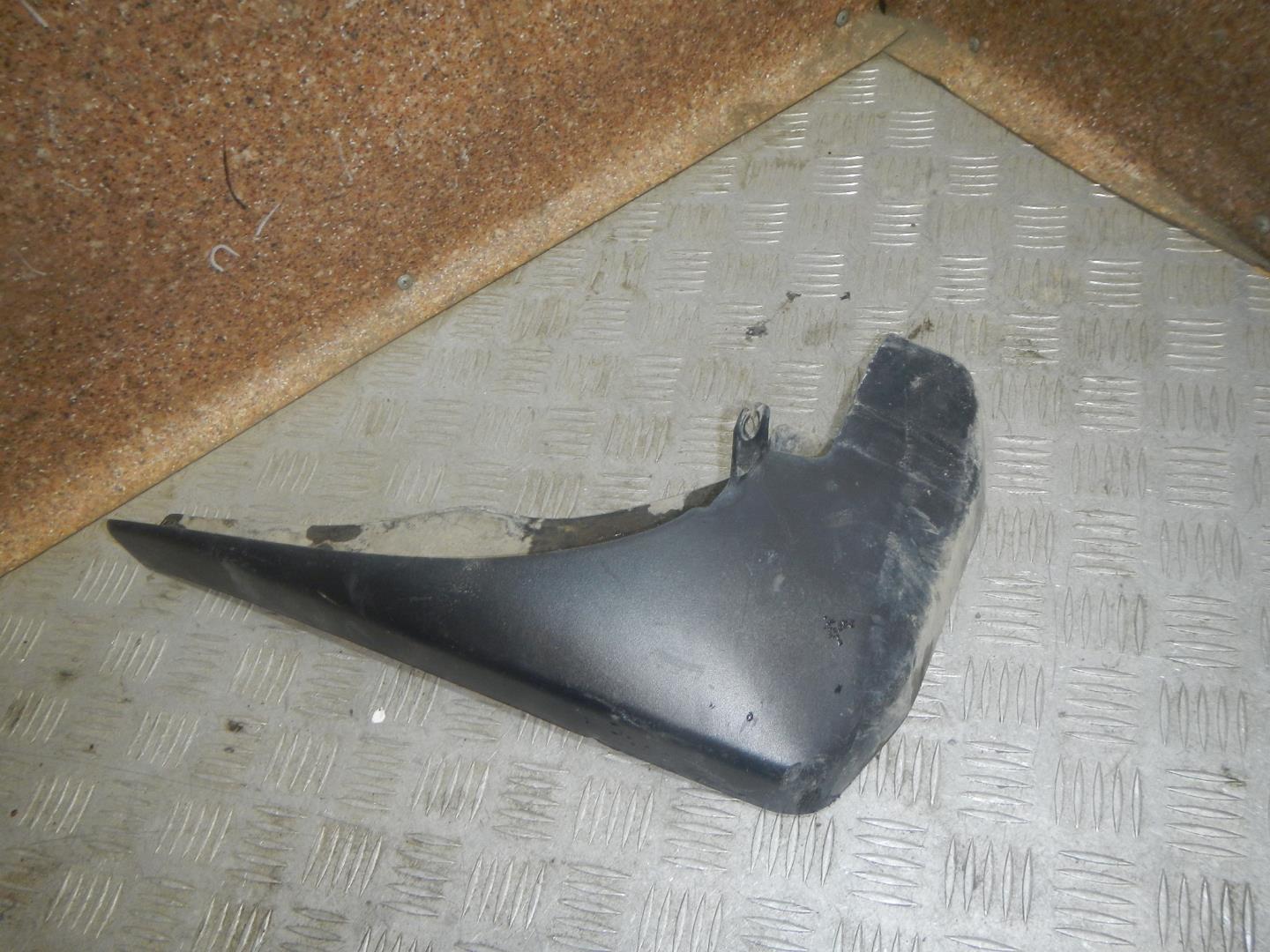 Брызговик передний левый