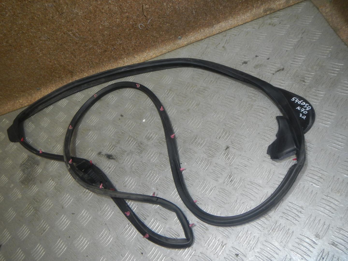 Уплотнитель задней правой двери