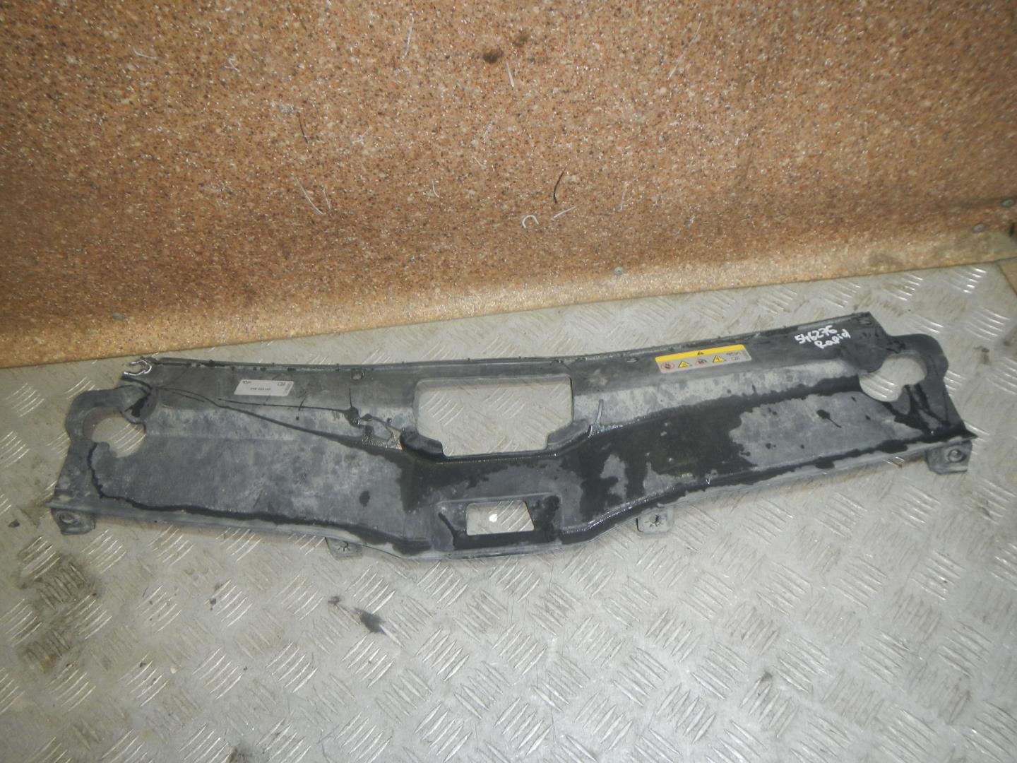 Кожух замка капота