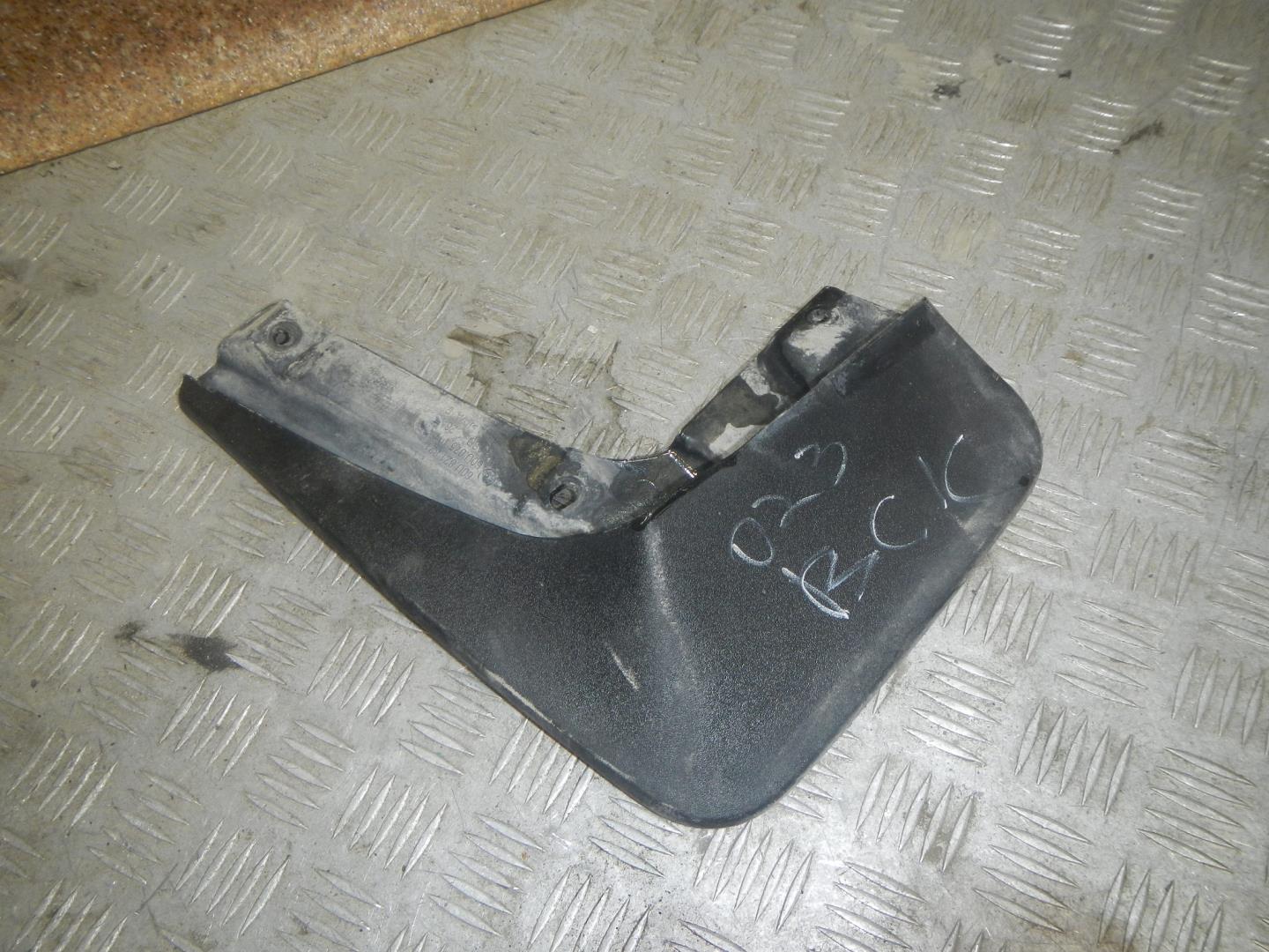 Брызговик задний левый