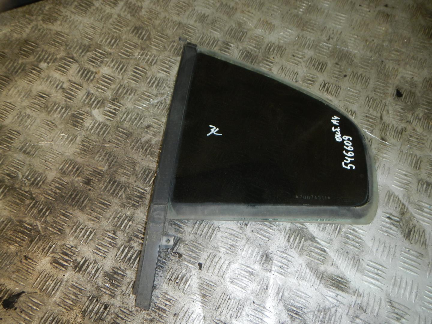 Стекло двери задней левой (форточка)