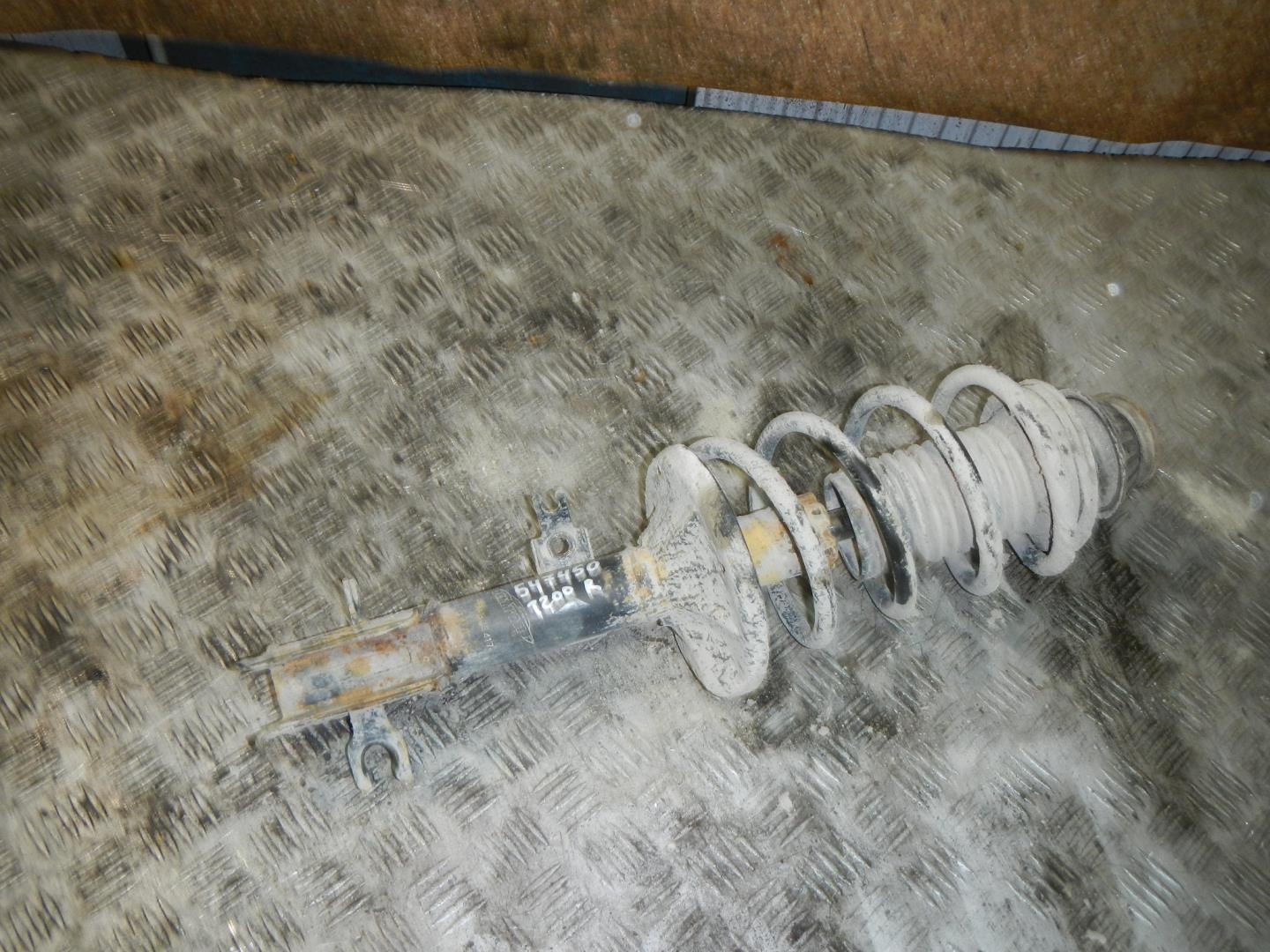 Амортизатор передний правый