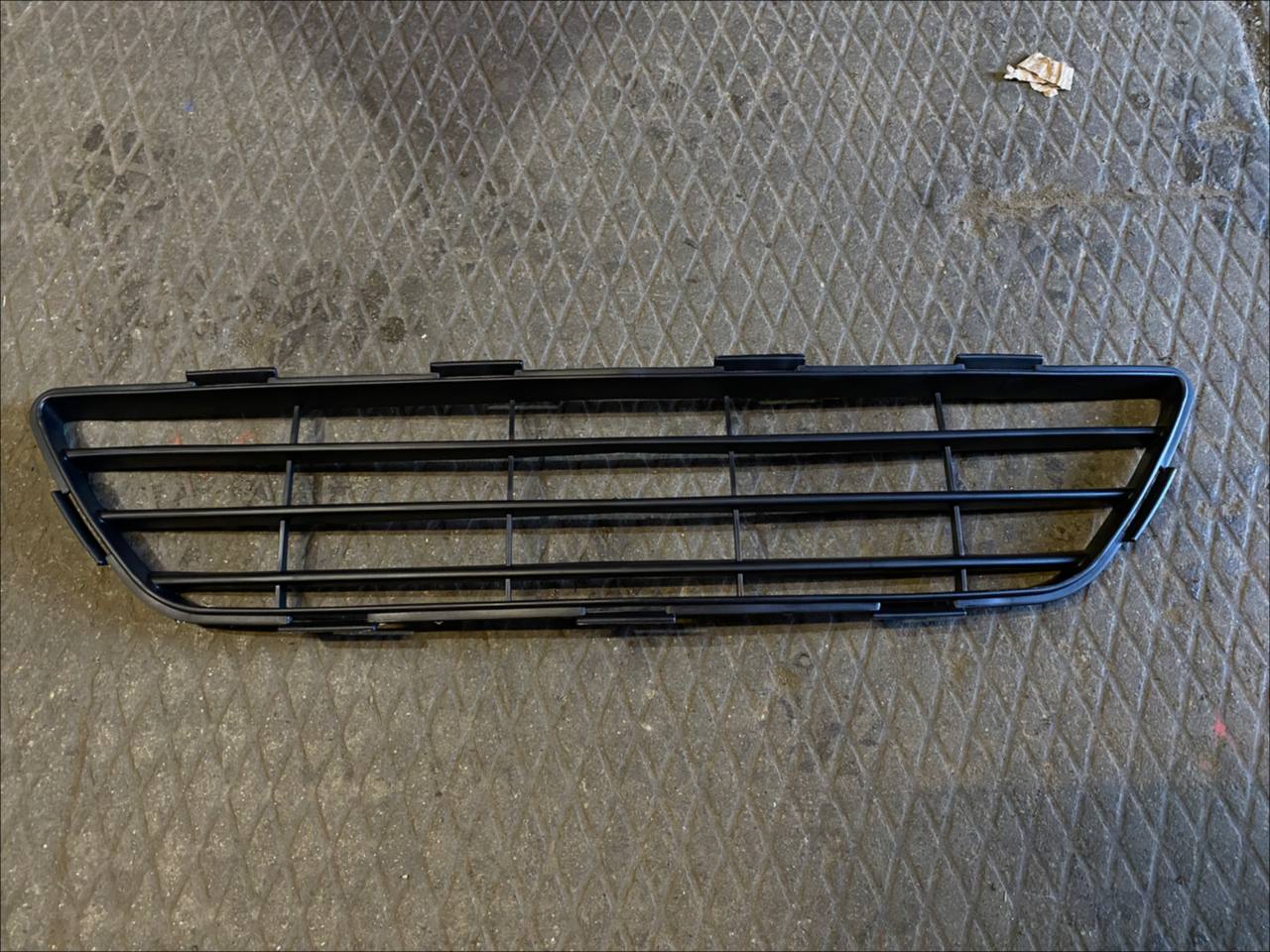 Решетка в бампер центральная
