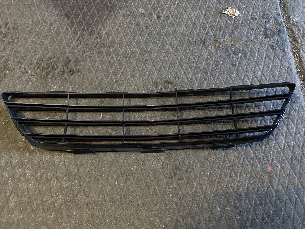 Решетка в бампер центральная