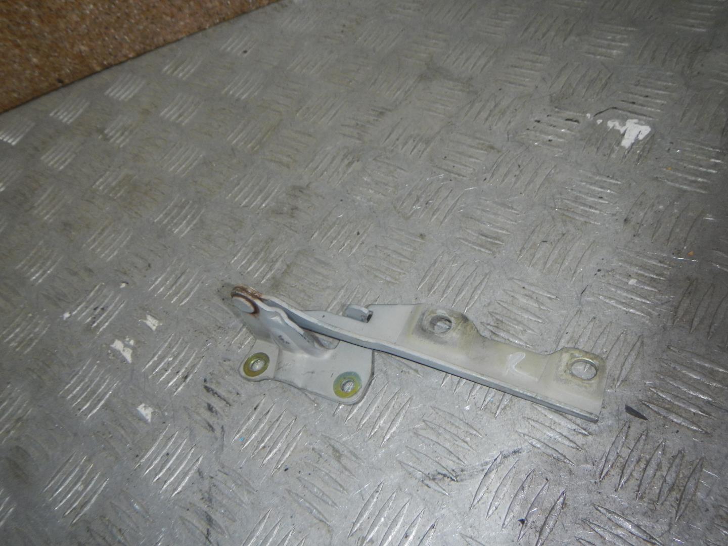 Петля капота правая