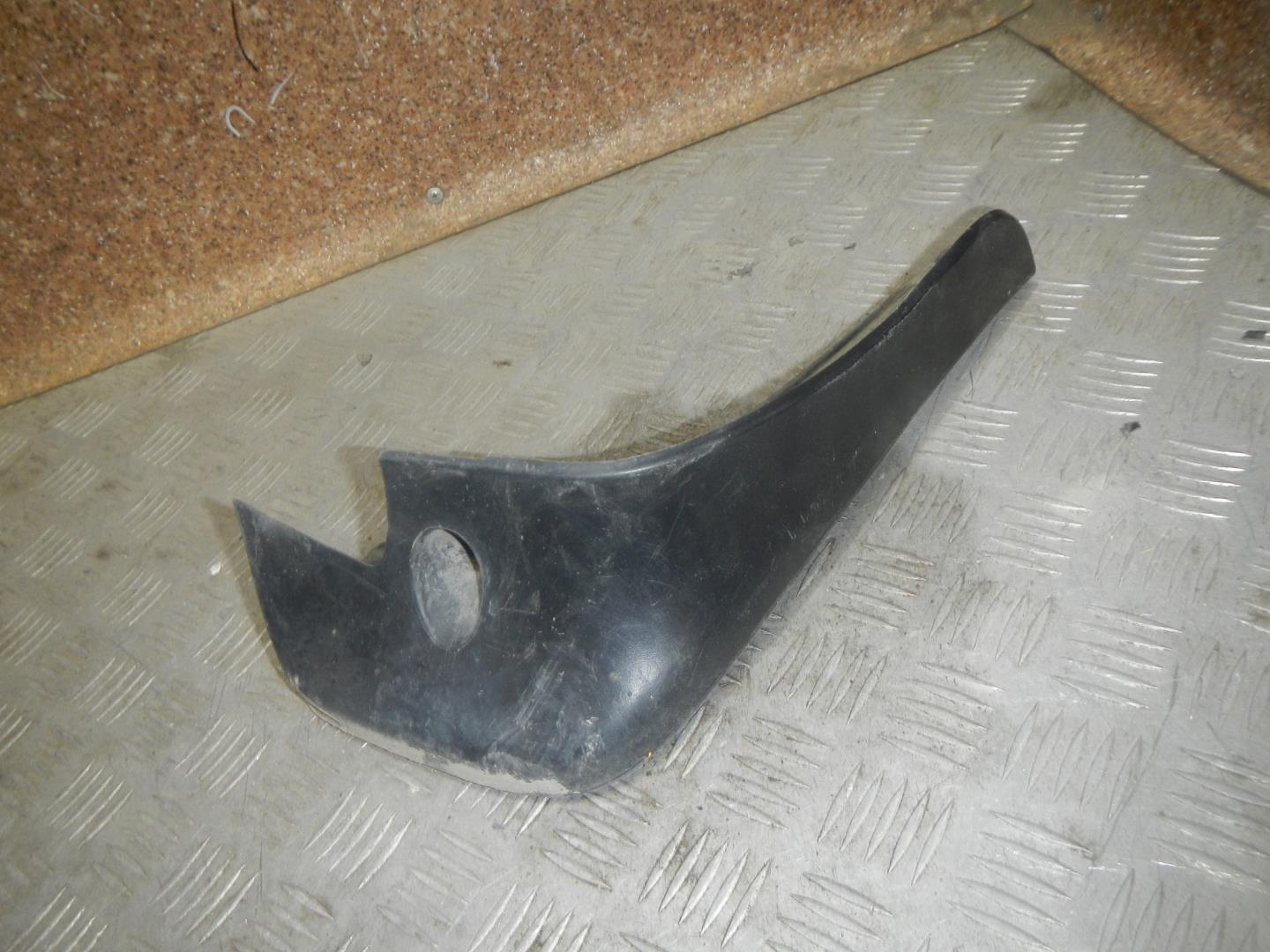 Брызговик передний правый