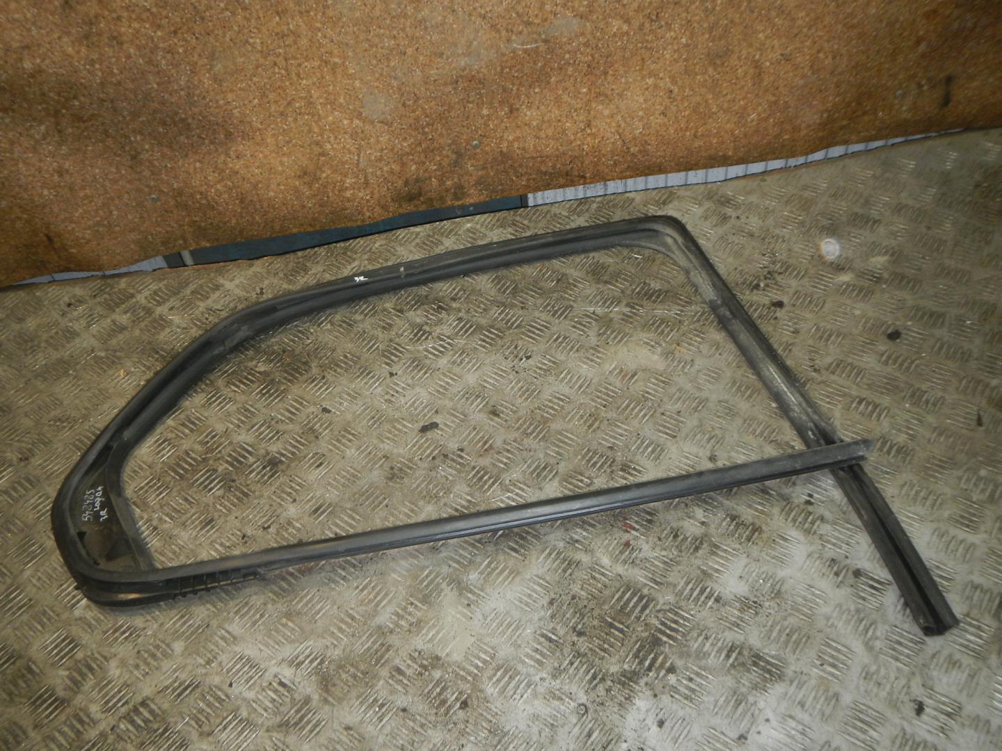 Уплотнитель стекла двери