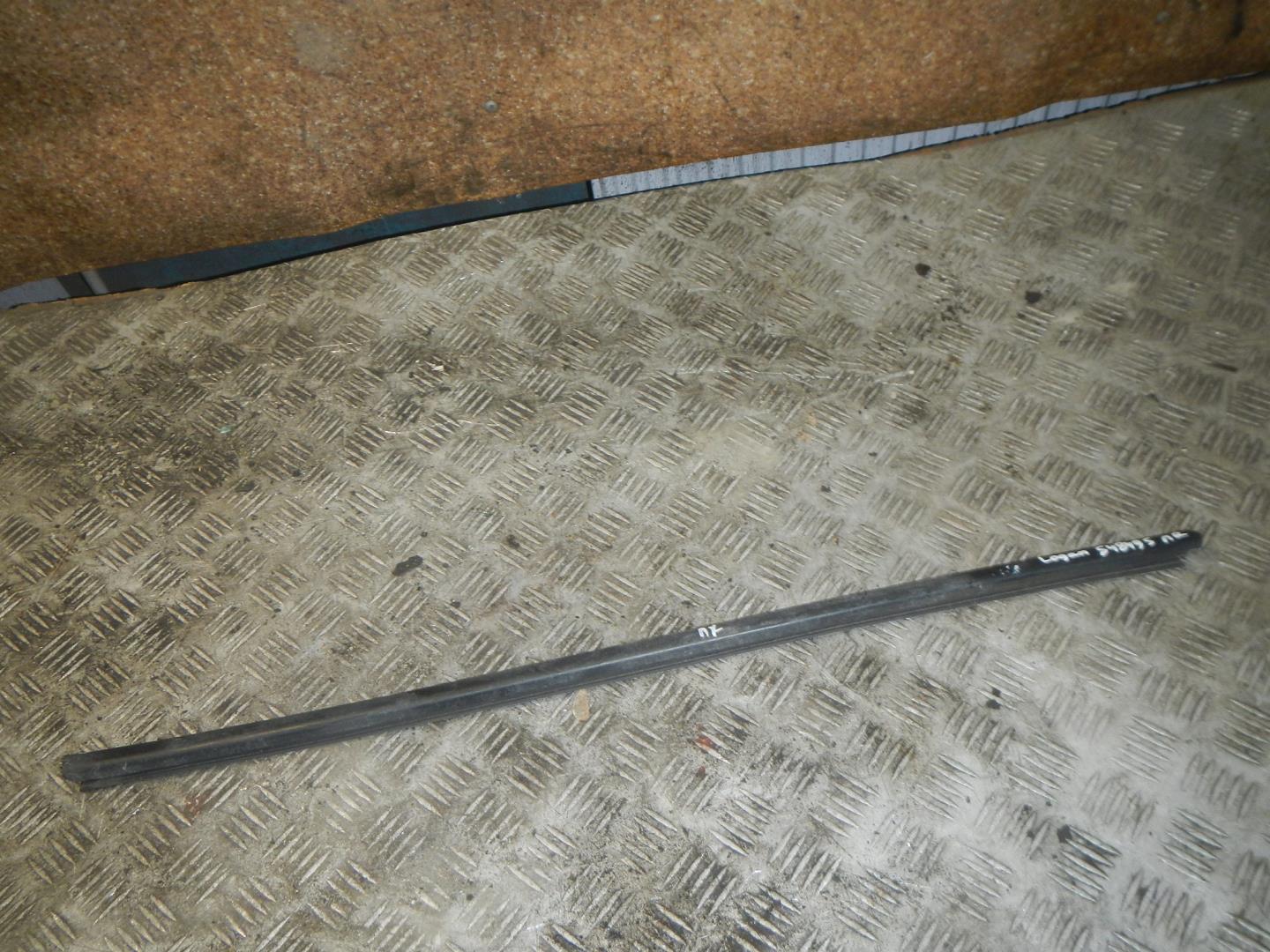 Накладка стекла переднего правого