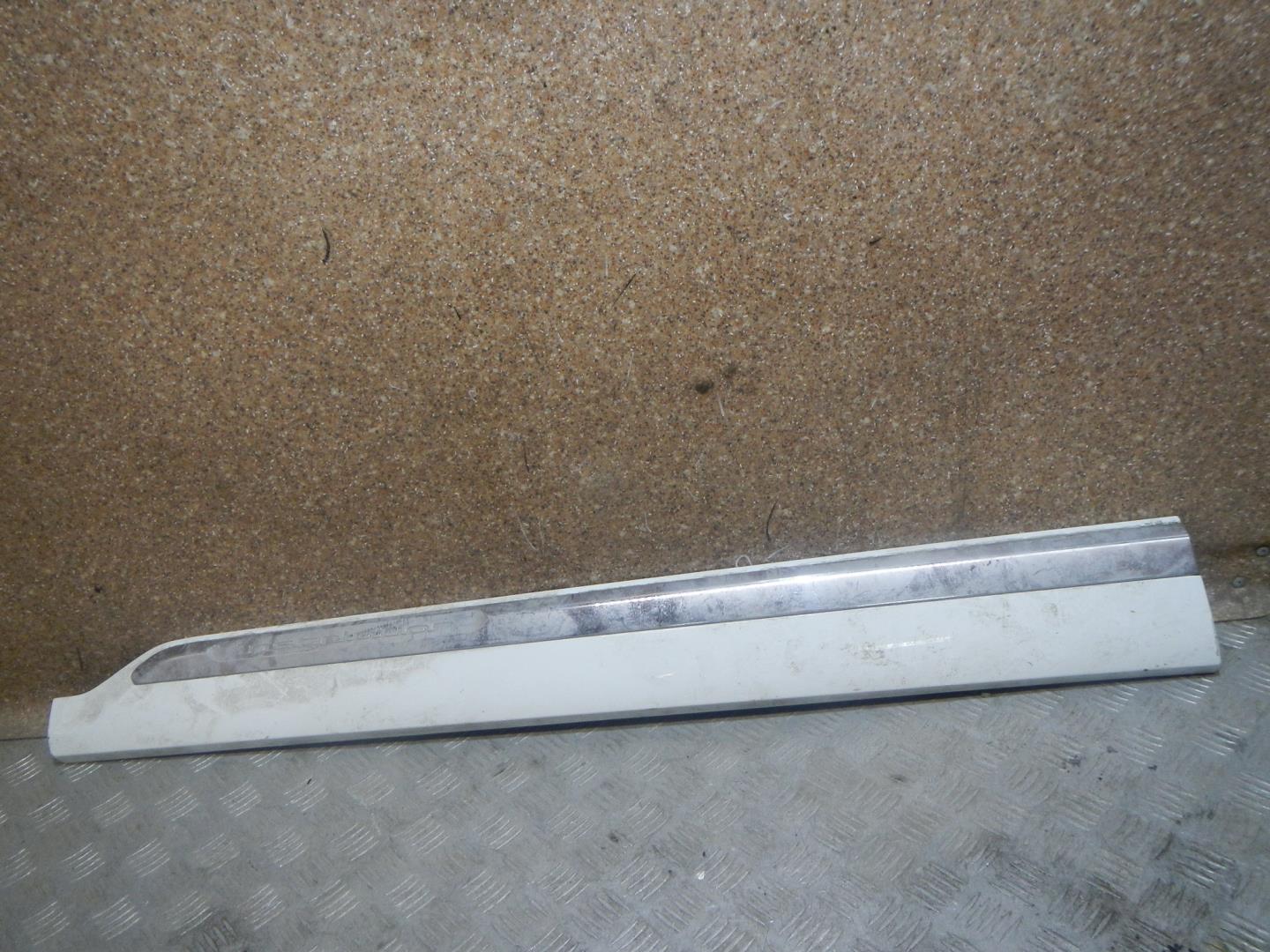 Молдинг передней левой двери