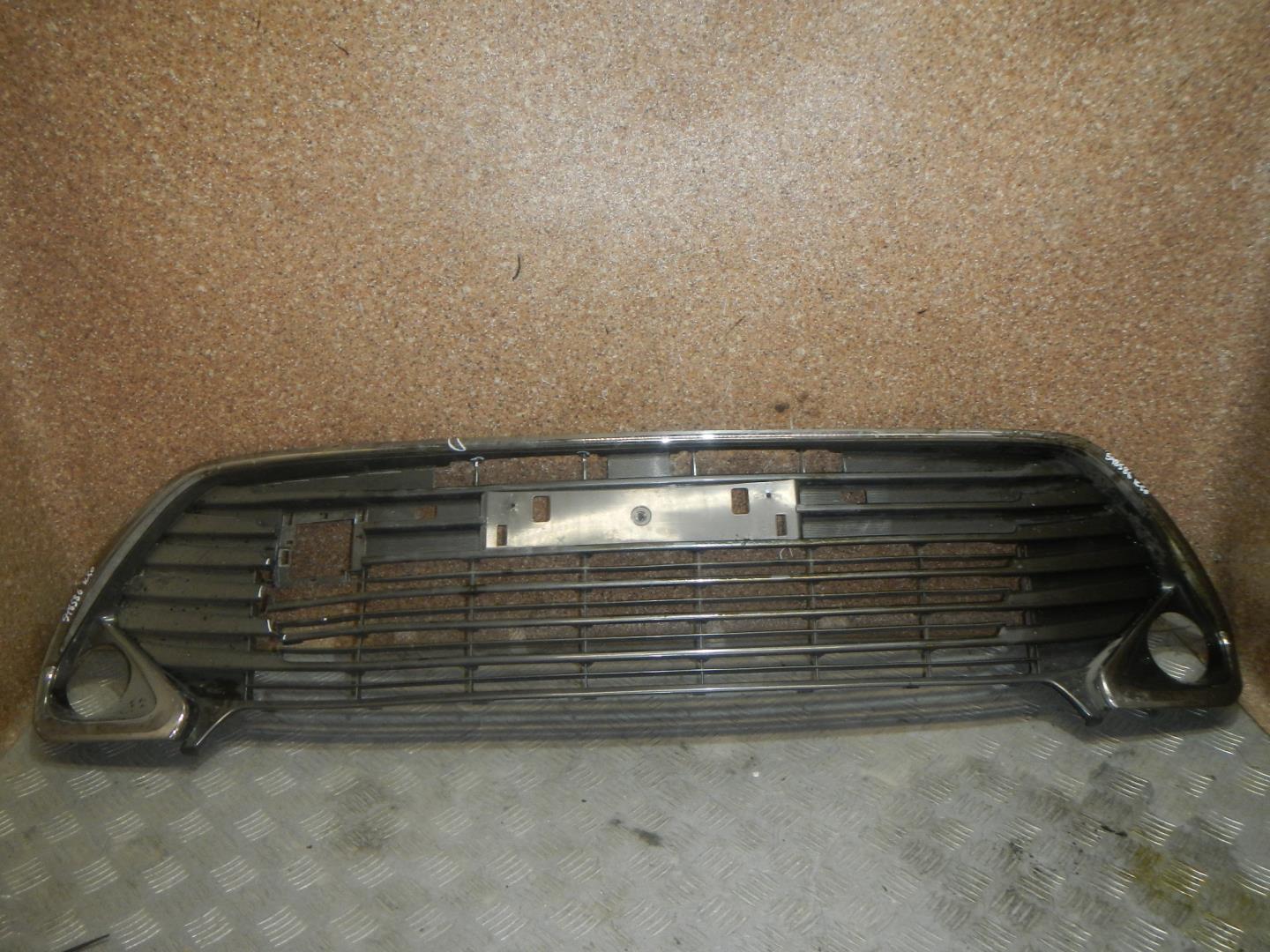 Решетка в бампер центральная