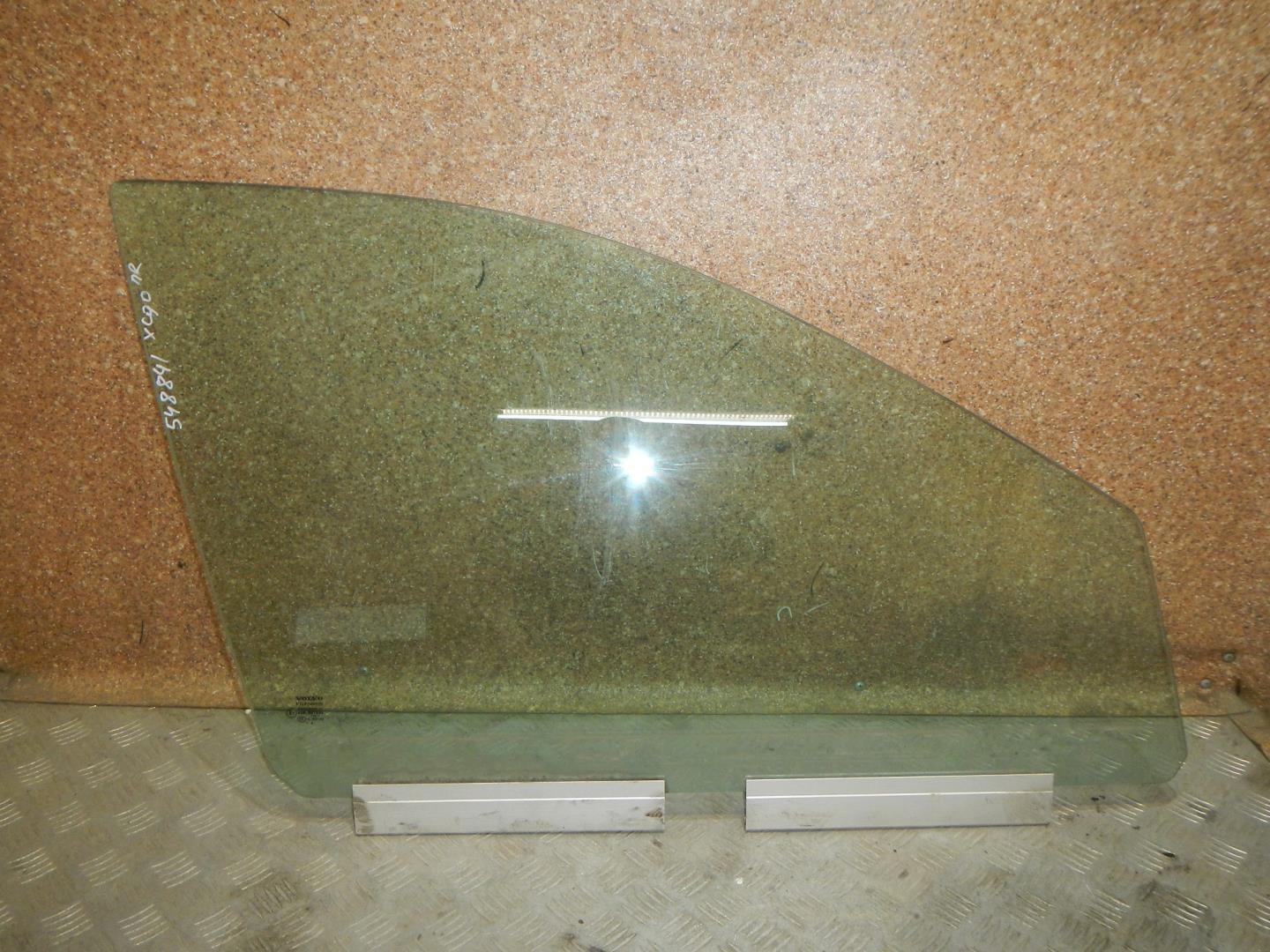 Стекло двери передней правой