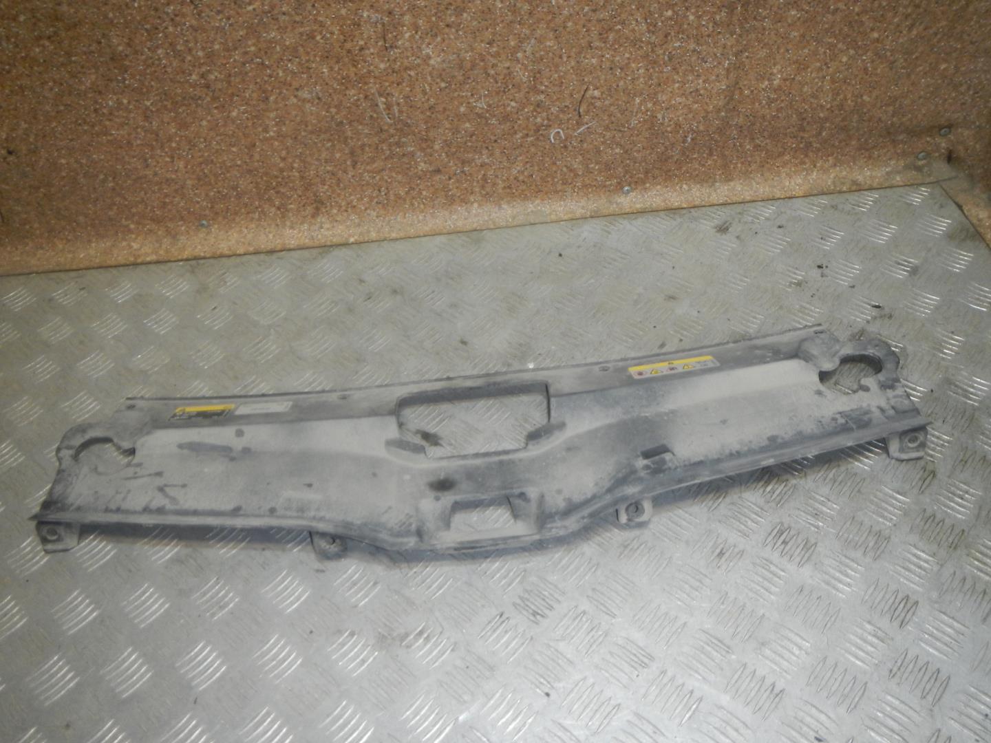 Кожух замка капота