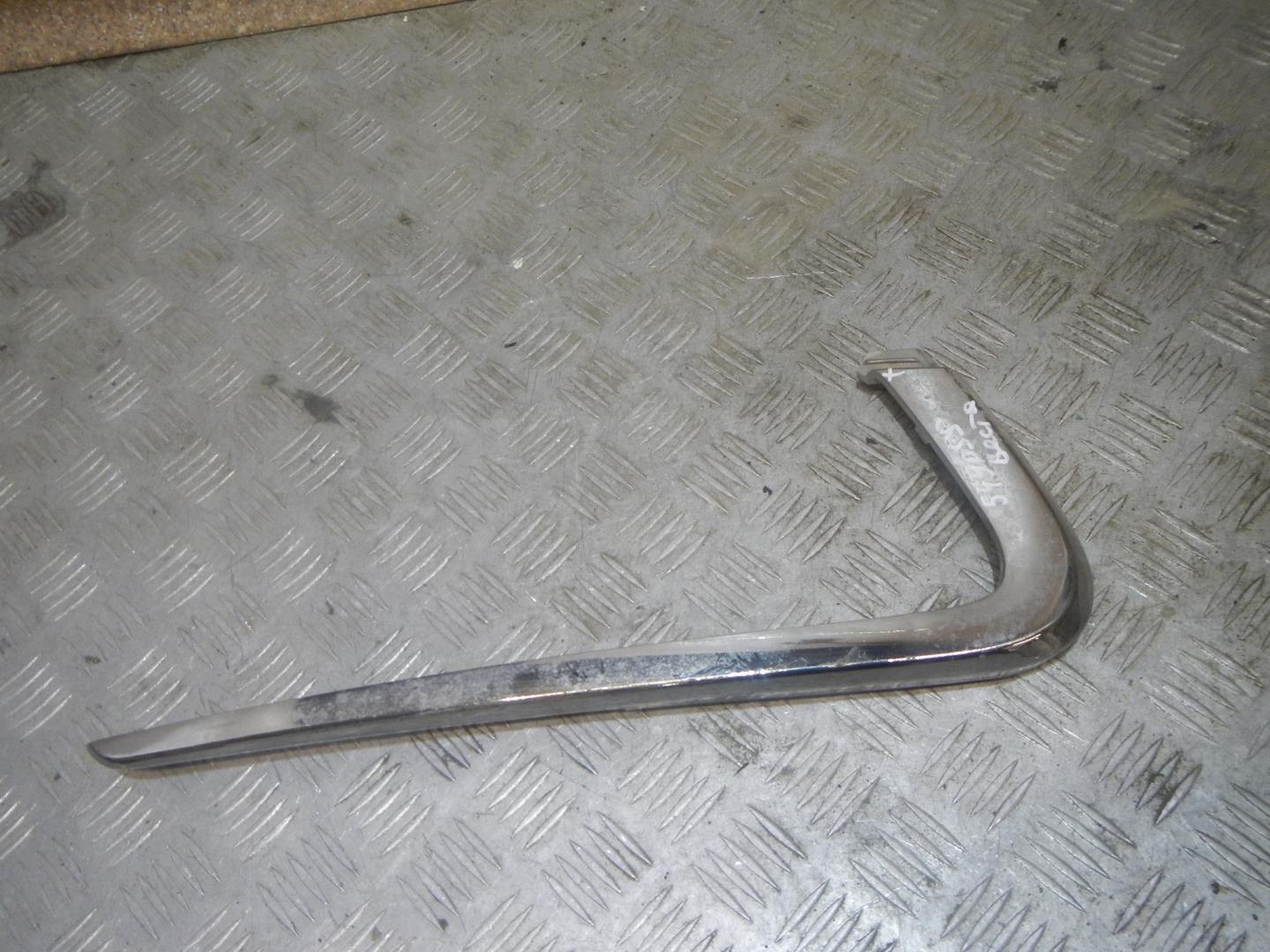 Молдинг переднего бампера левый