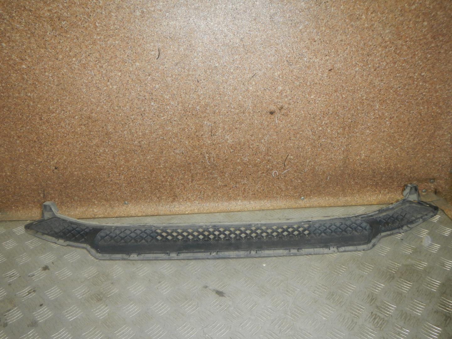 Решетка в бампер центральная