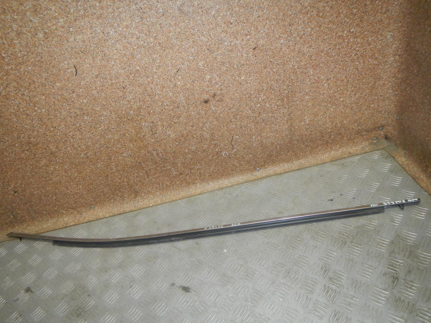 Накладка лобового стекла левая