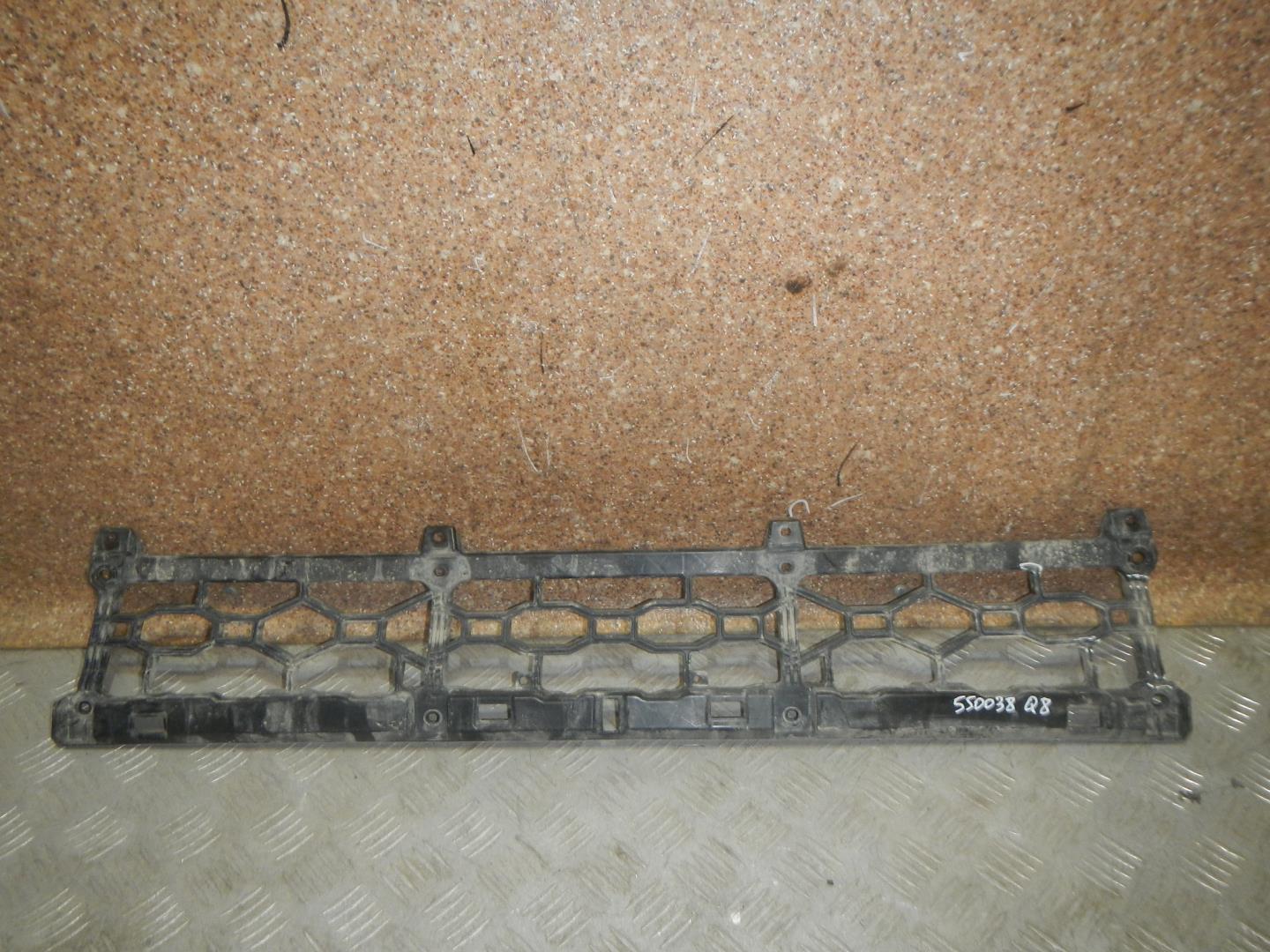 Решетка в бампер центральная