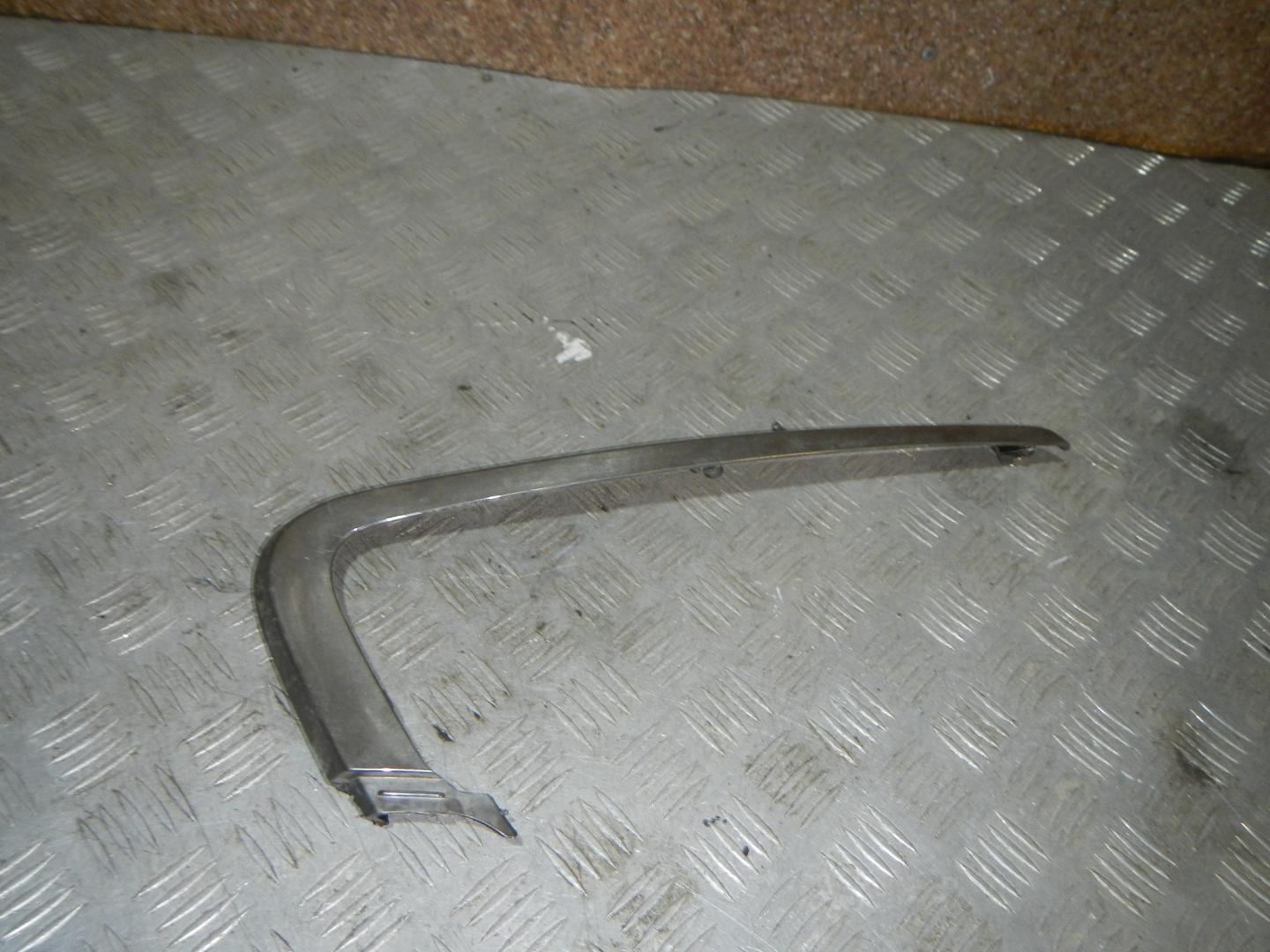 Молдинг переднего бампера левый