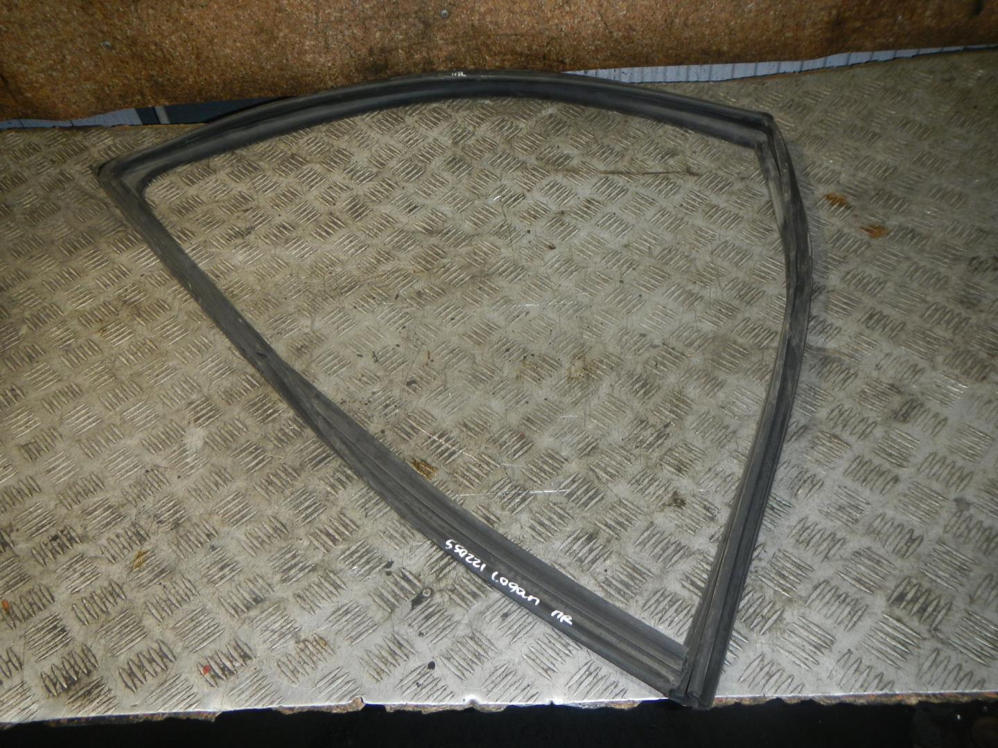 Уплотнитель стекла двери