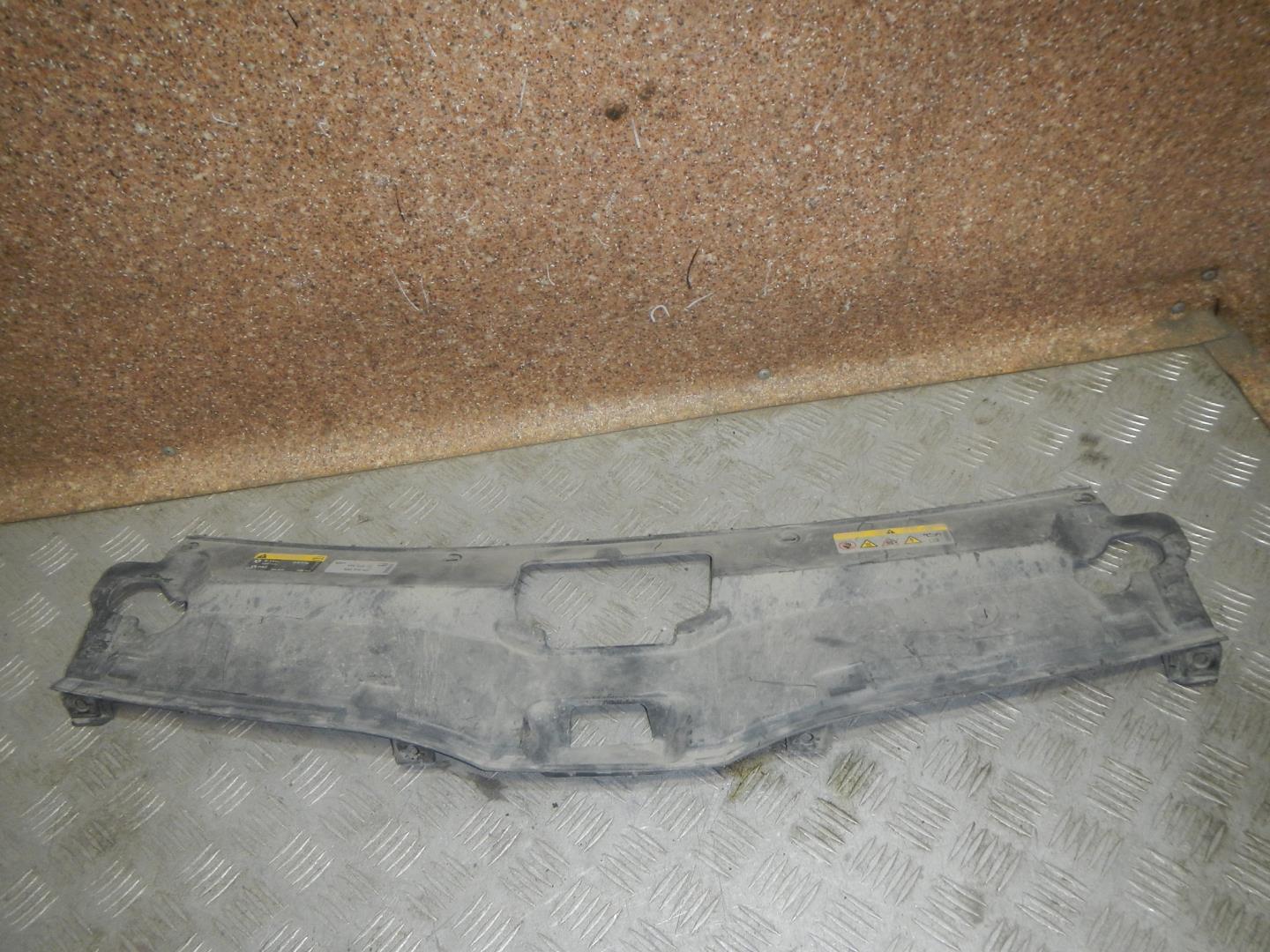 Кожух замка капота