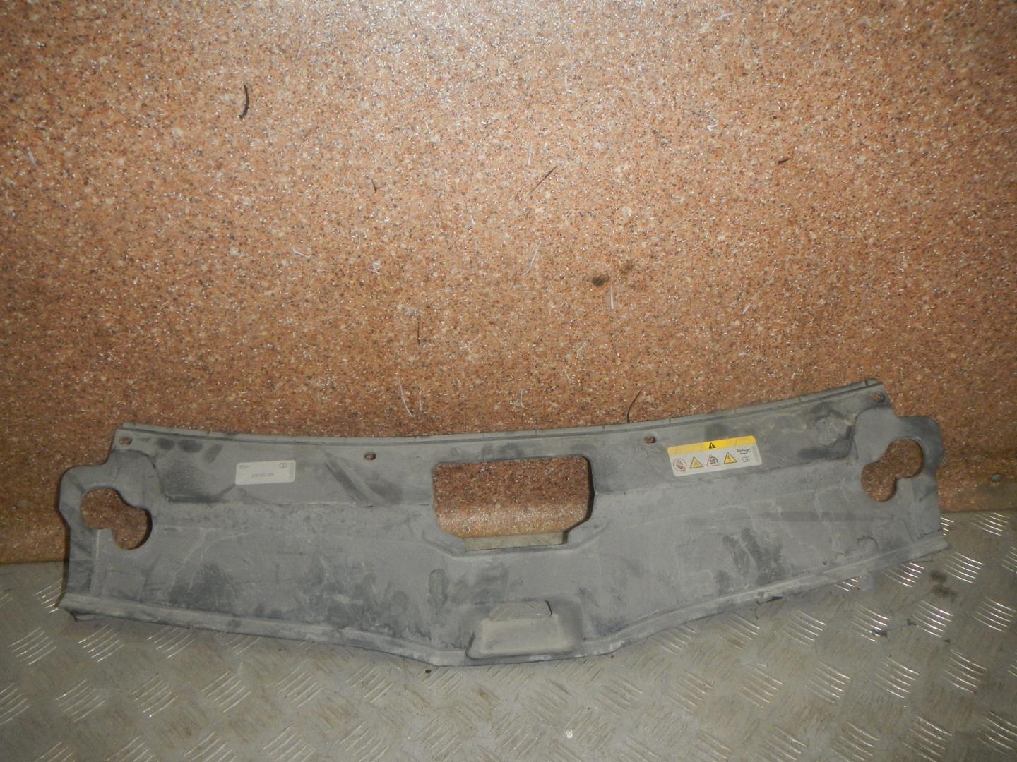 Кожух замка капота