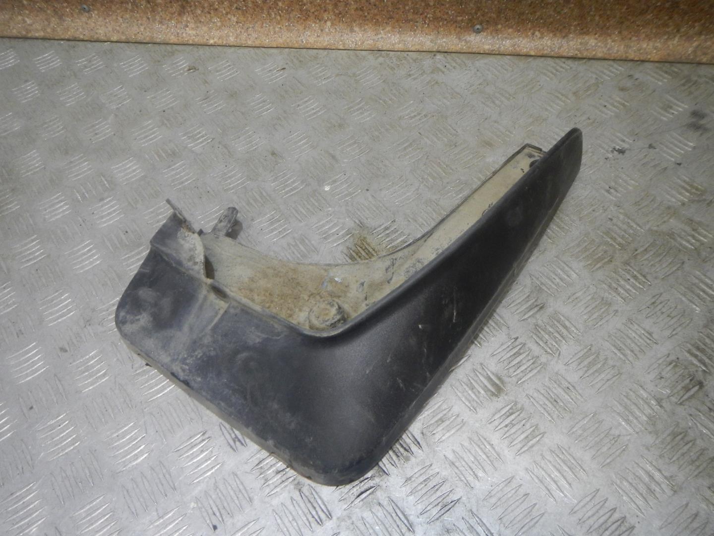 Брызговик задний правый