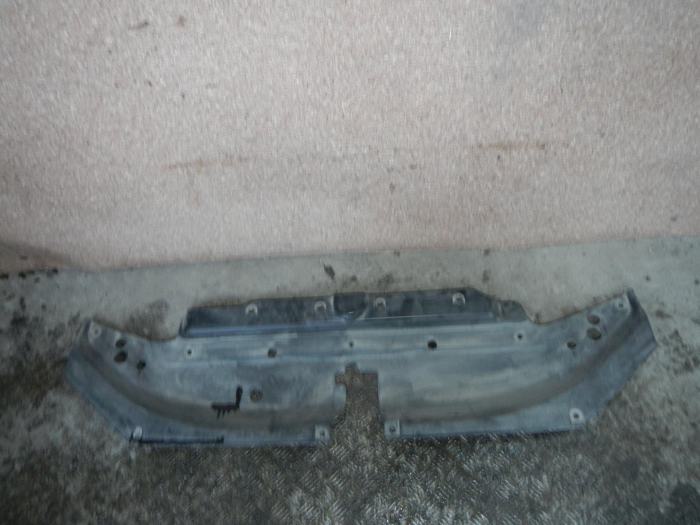 Кожух замка капота