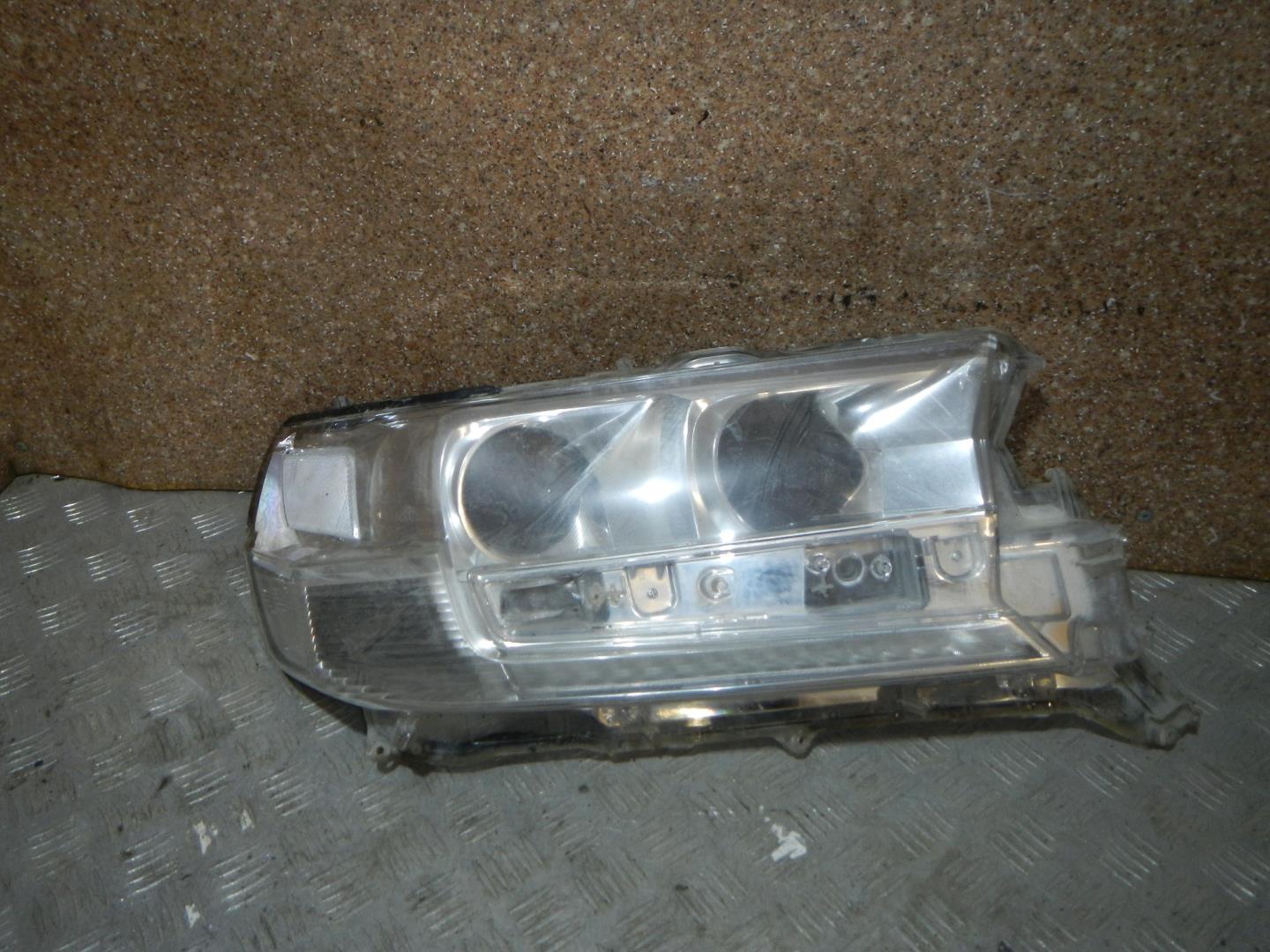 Стекло фары правой