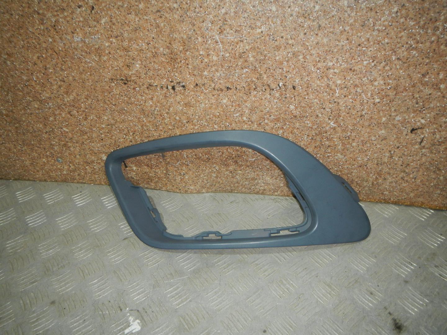 Рамка противотуманной фары левой