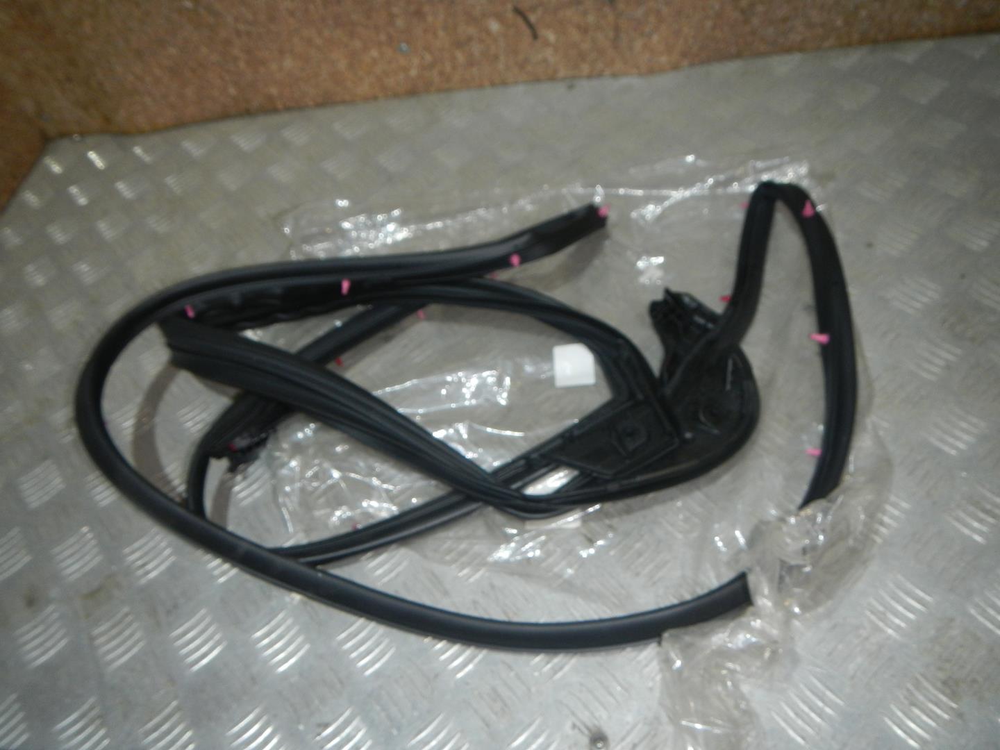 Уплотнитель задней правой двери