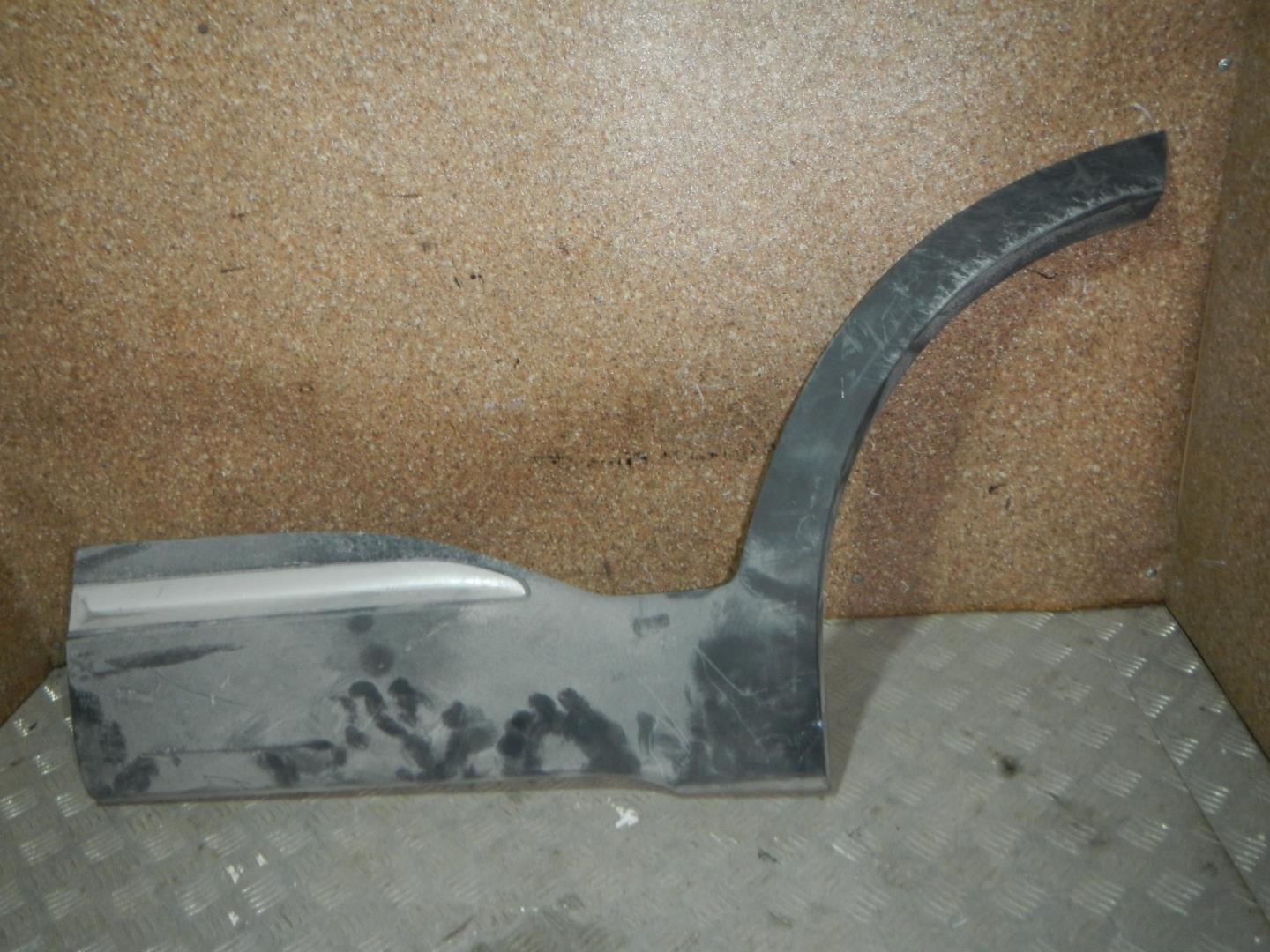 Молдинг задней левой двери