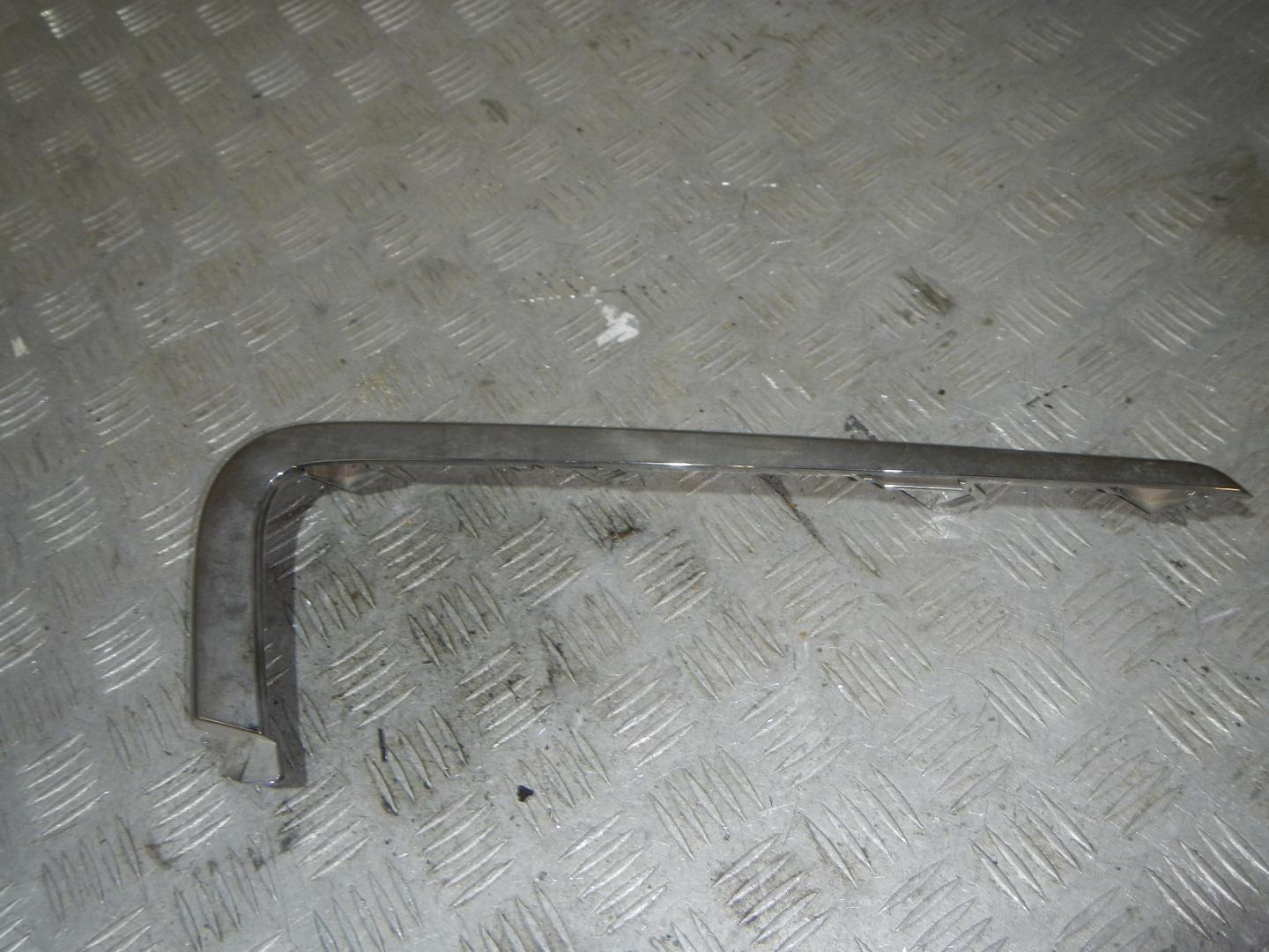 Молдинг переднего бампера левый