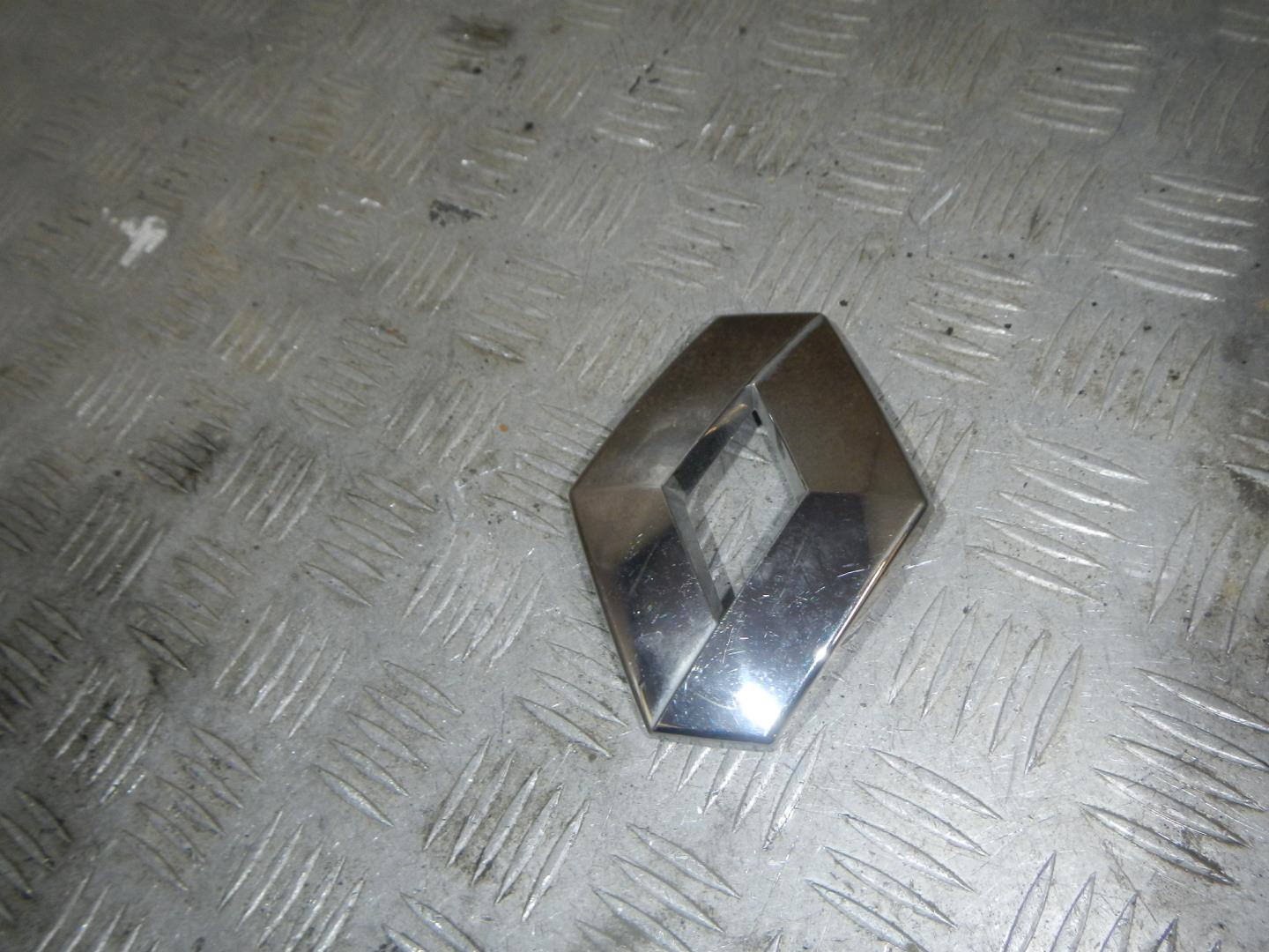 Эмблема на крышку багажника