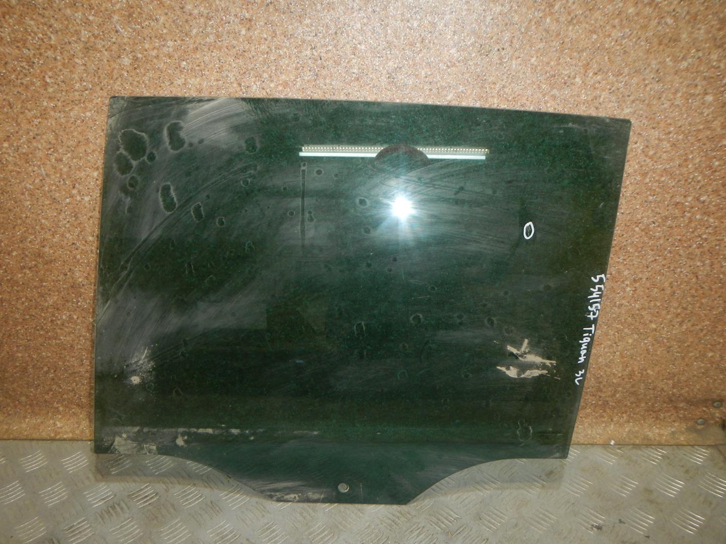 Стекло двери задней левой