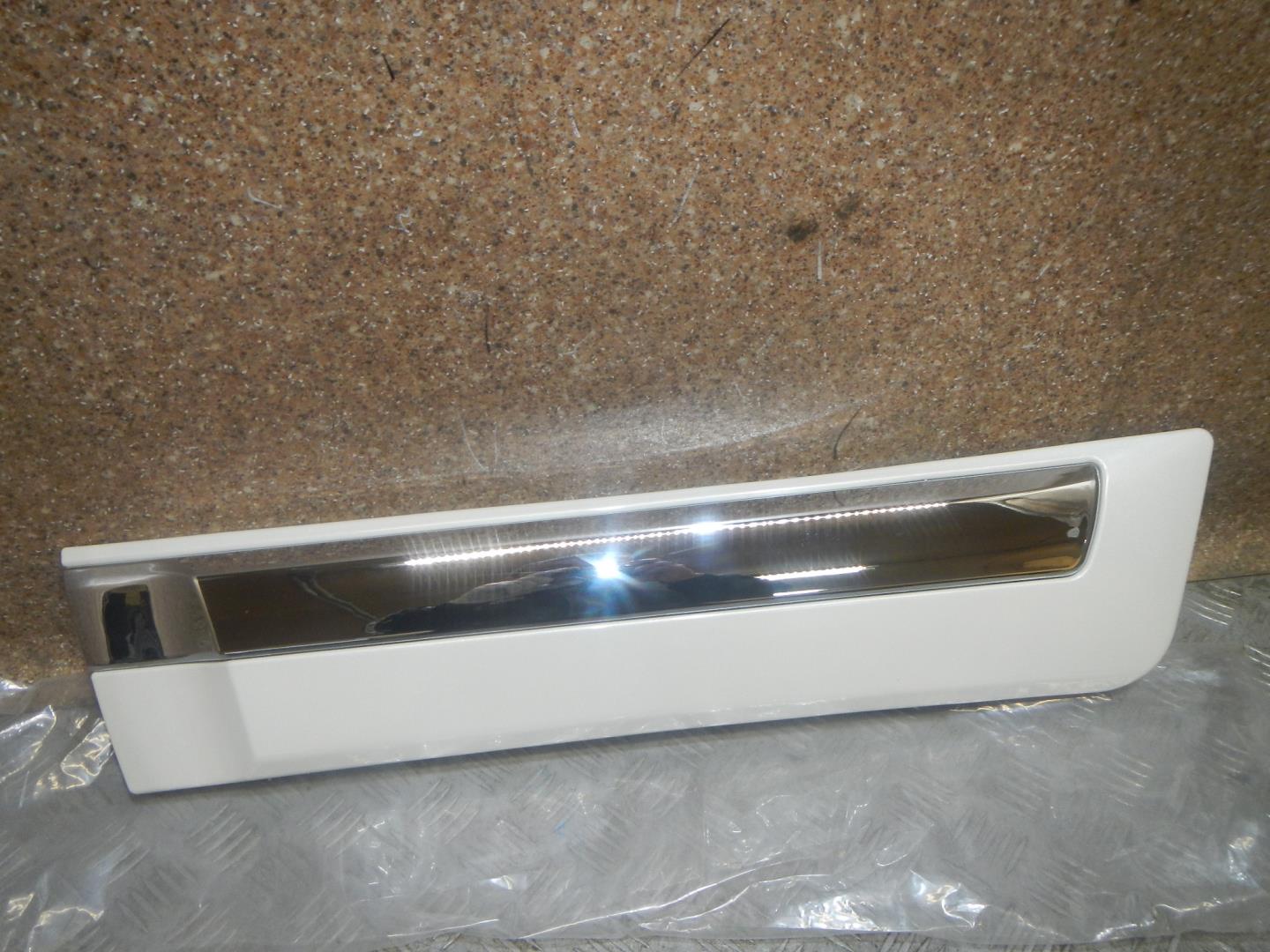 Молдинг задней левой двери