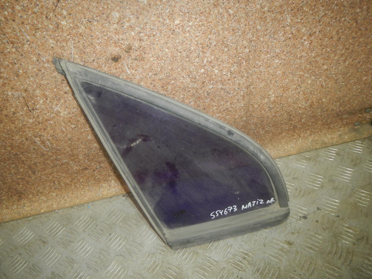 Стекло двери передней правой (форточка)