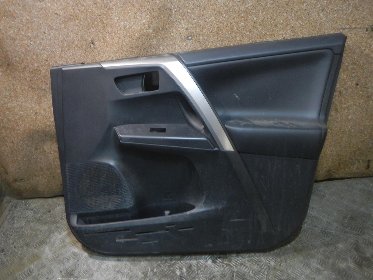 Обшивка двери передней правой