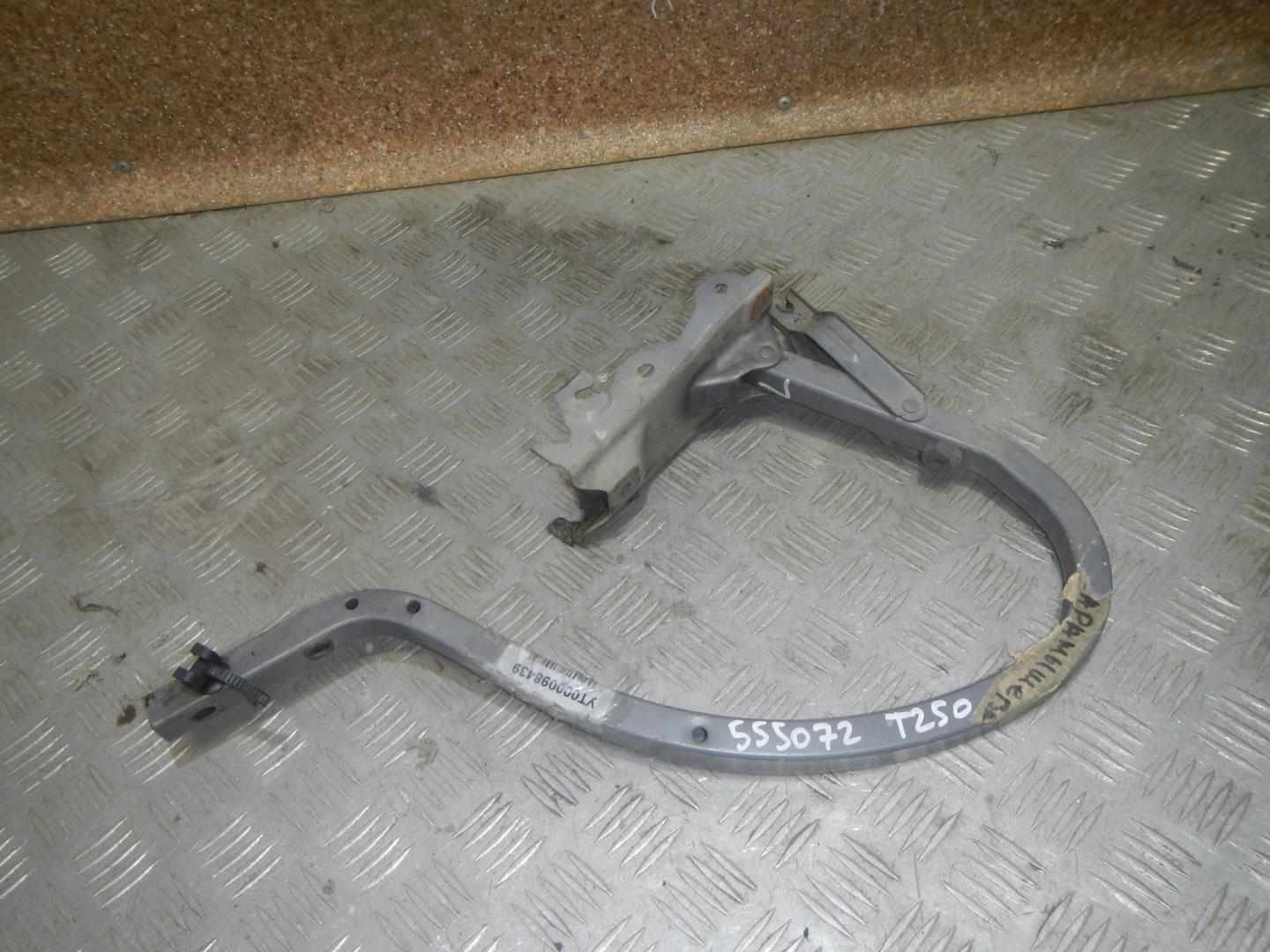 Петля крышки багажника