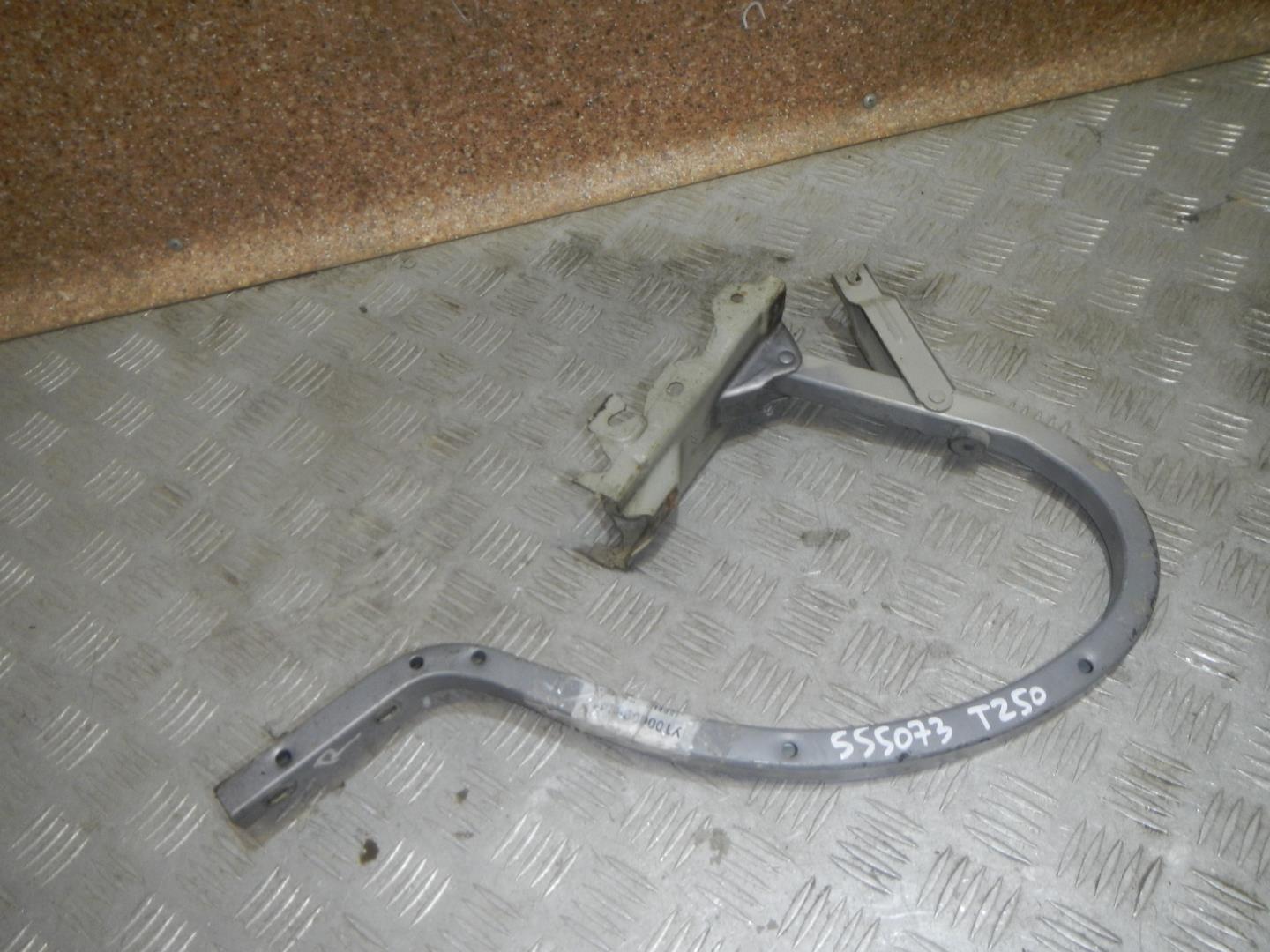 Петля крышки багажника