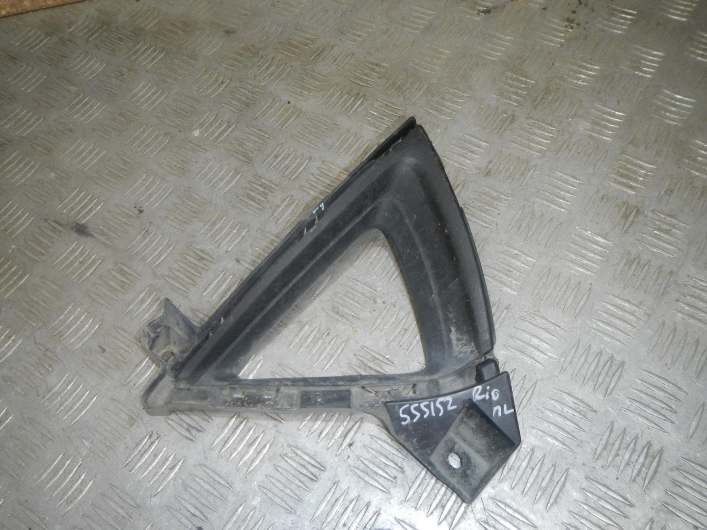 Рамка противотуманной фары левой