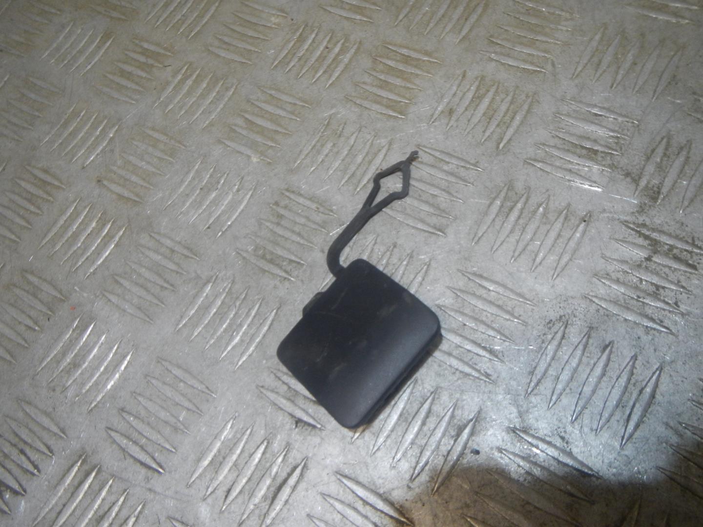 Заглушка буксировочного крюка