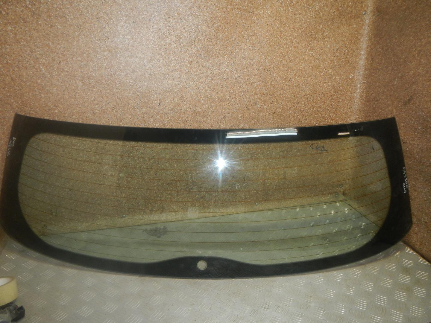 Стекло двери багажника