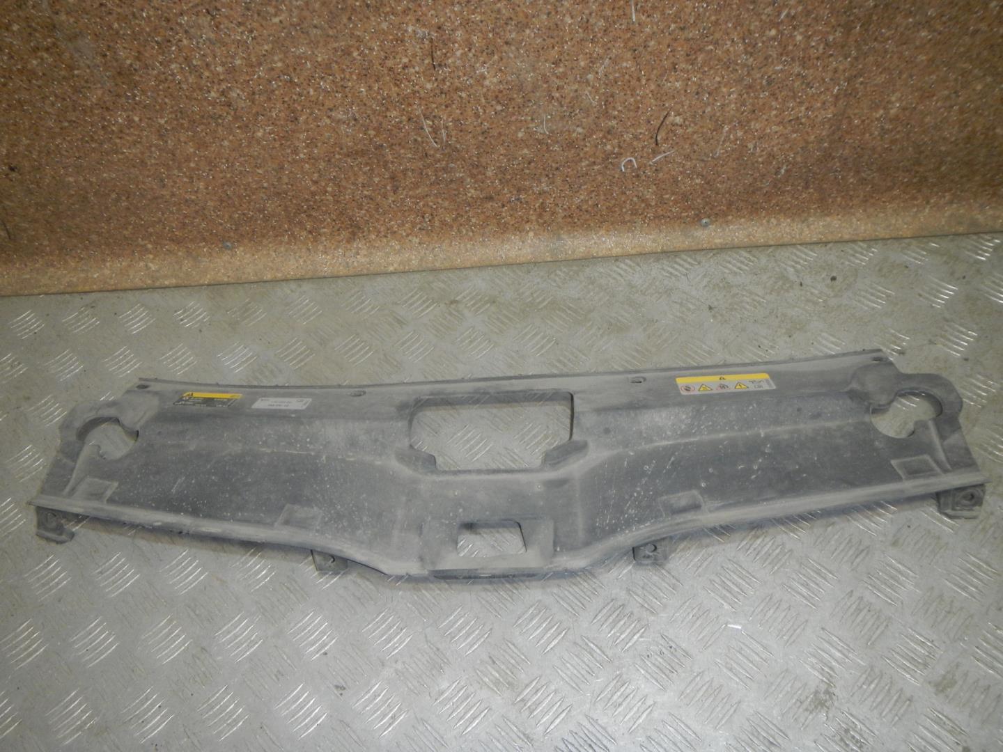 Кожух замка капота