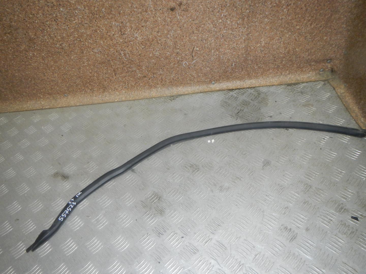 Уплотнитель передней правой двери