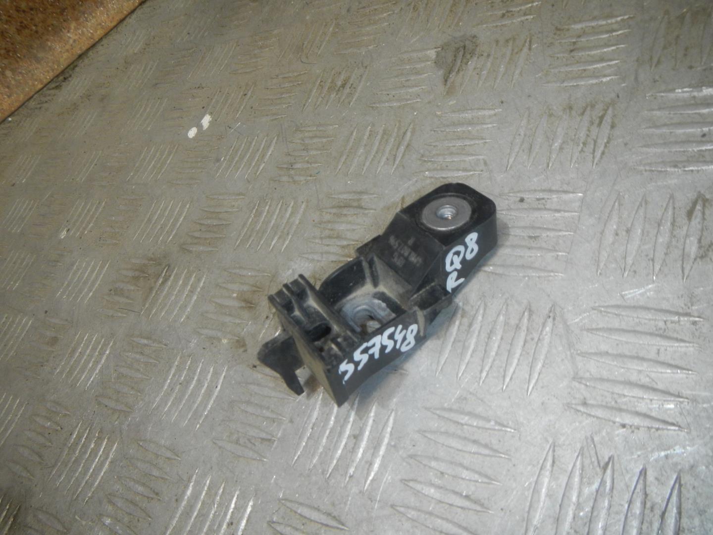 Кронштейн переднего бампера правый