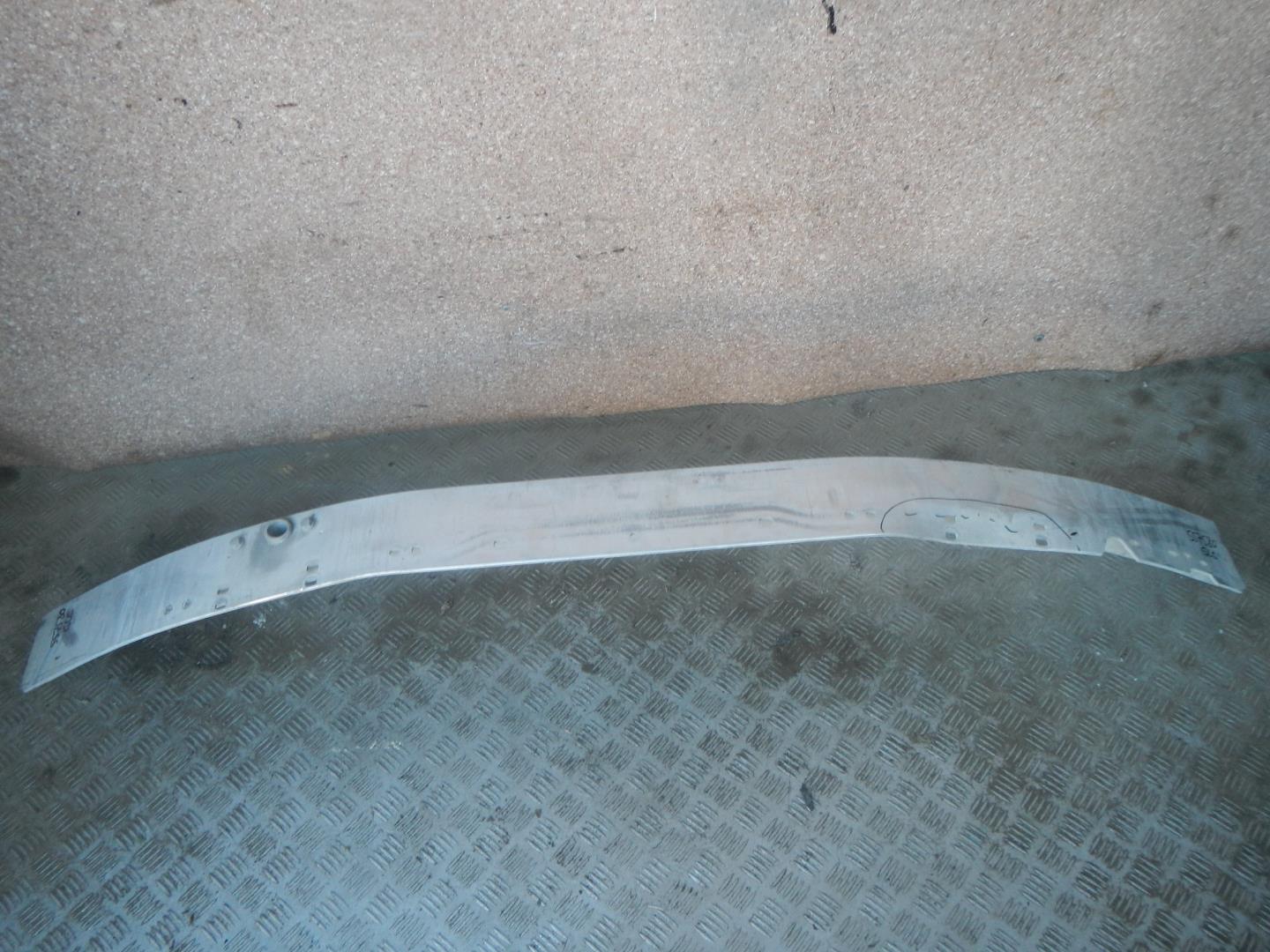 Усилитель переднего бампера