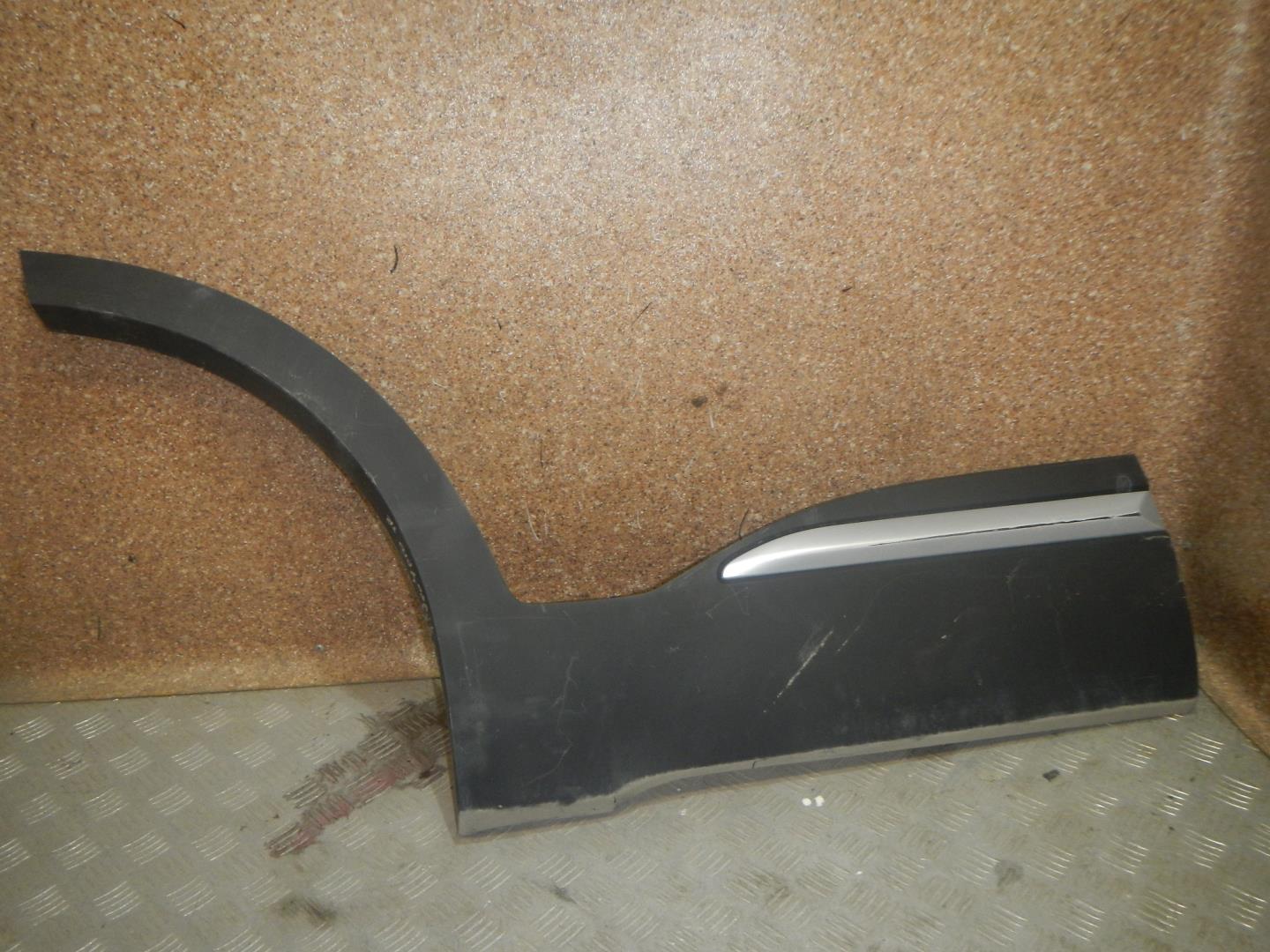 Молдинг задней правой двери