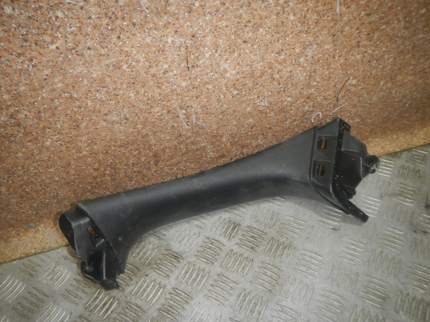 Обшивка двери багажника